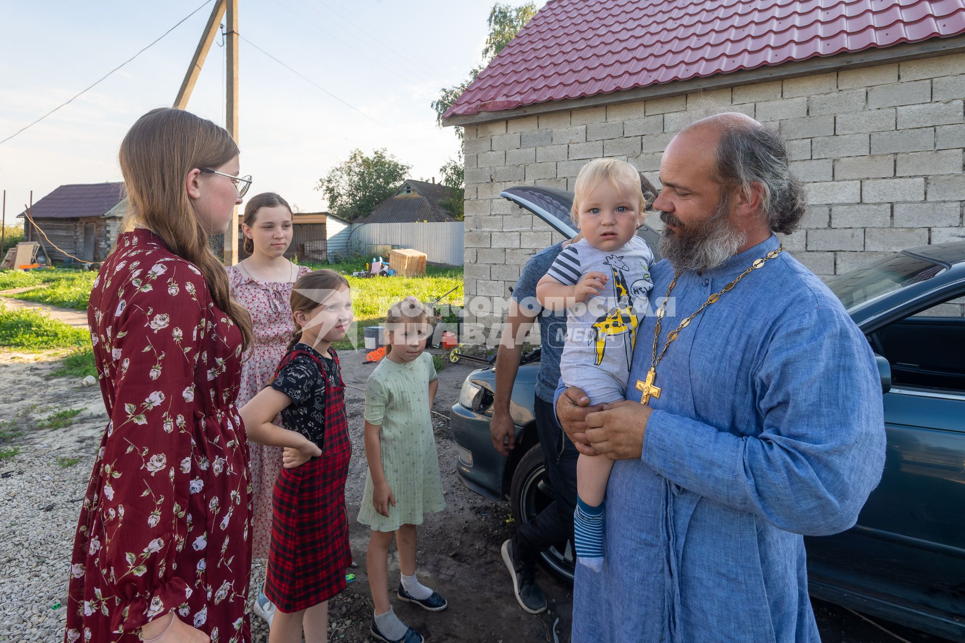 Ряжский район. Село Новое Еголдаево. Священник отец  Дионисий (Денис Соляков) со своими детьми .