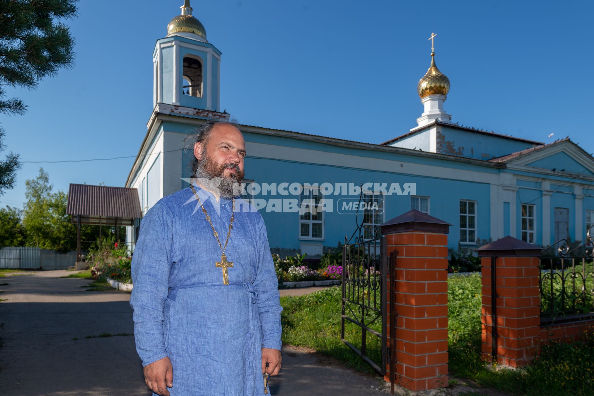 Ряжский район. Село Новое Еголдаево. Священник отец Дионисий ( Денис Соляков)   у храма Николая Чудотворца.