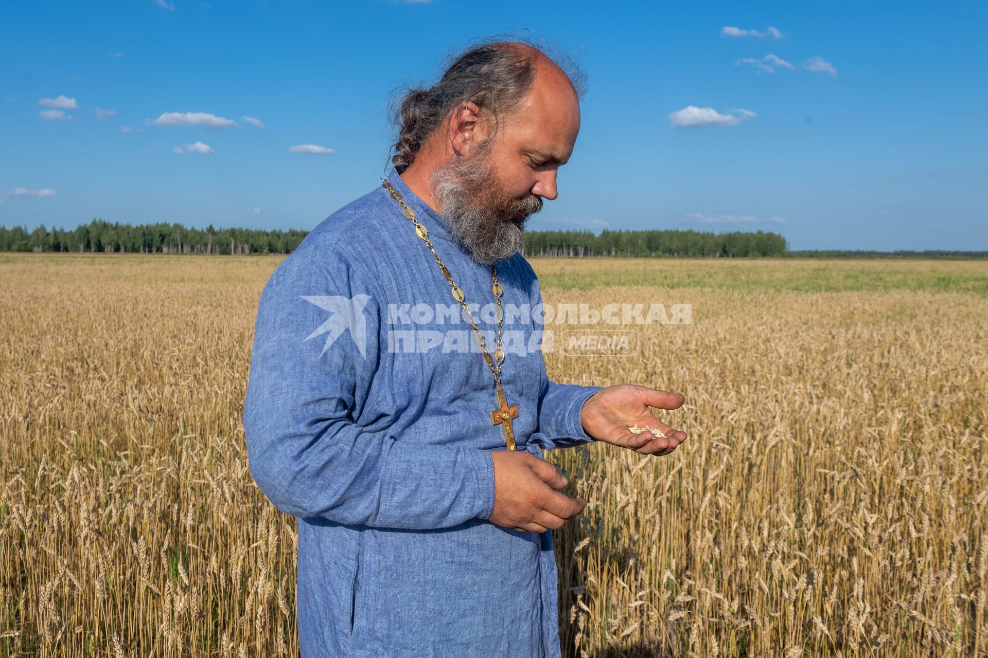 Ряжский район. Село Новое Еголдаево. Священник отец  Дионисий (Денис Соляков)  в своем фермерском хозяйстве.