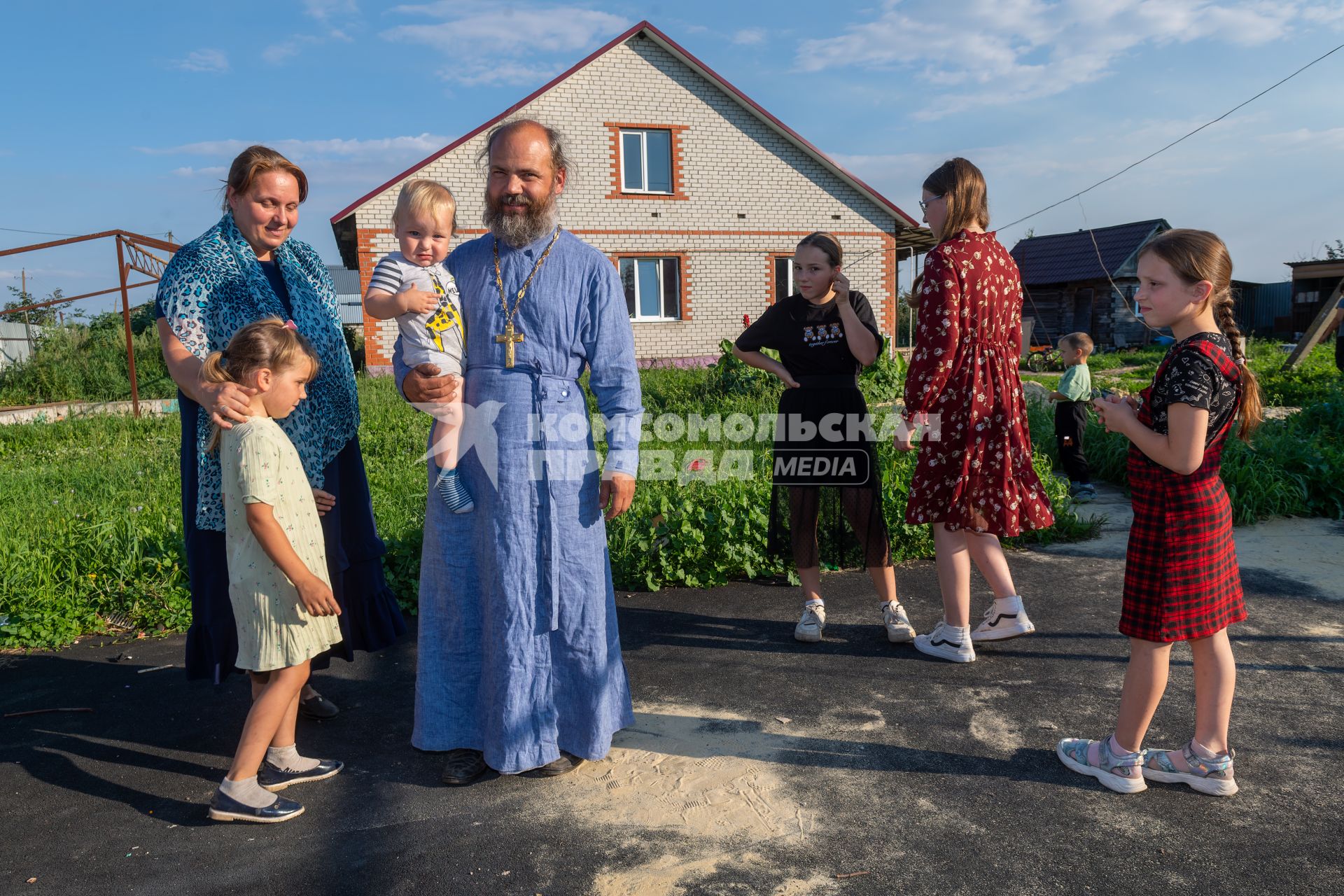 Ряжский район. Село Новое Еголдаево. Священник отец Дионисий (Денис Соляков) и матушка Надежда со своей семьей.