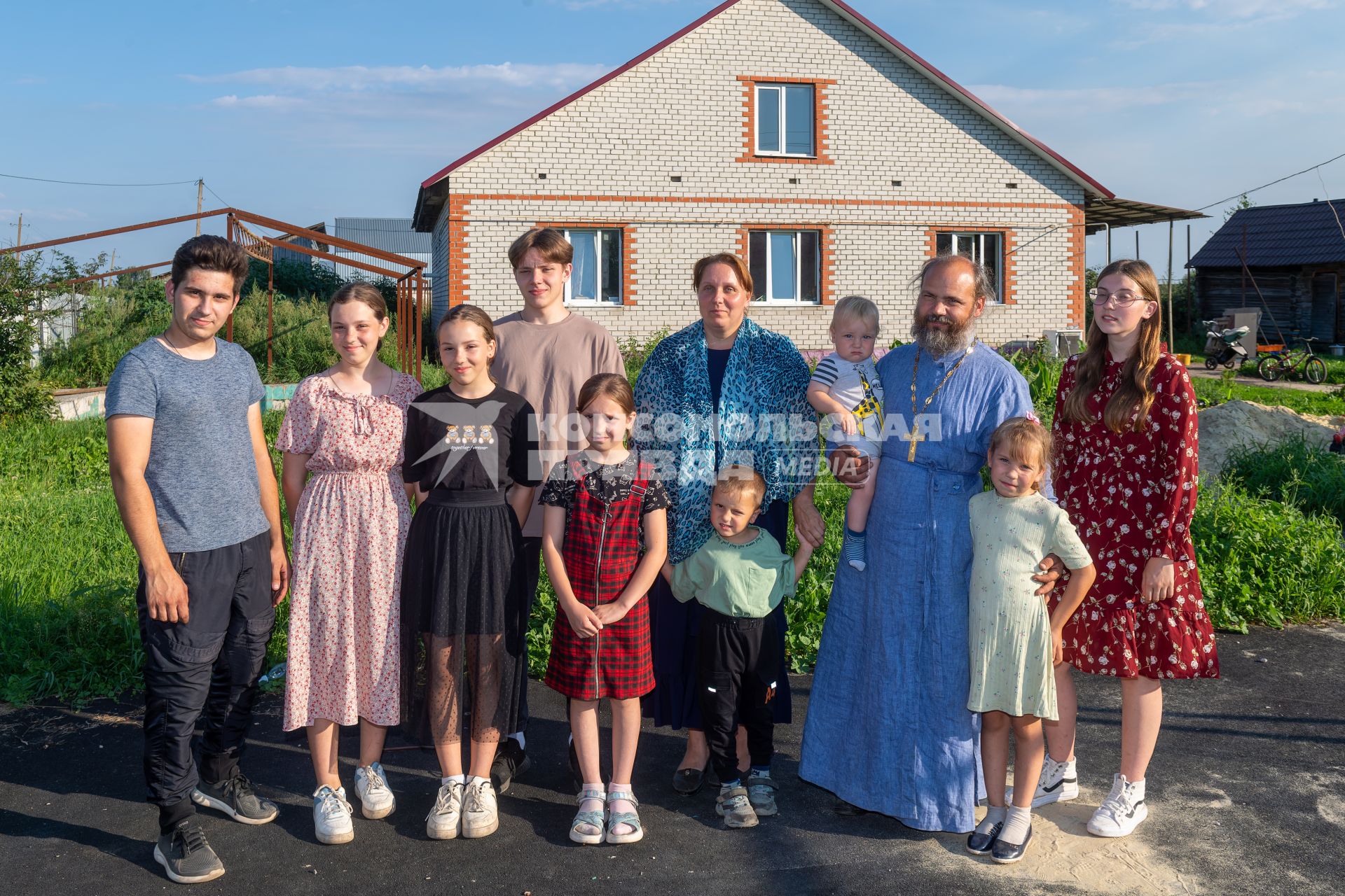 Ряжский район. Село Новое Еголдаево. Священник отец  Дионисий (Денис Соляков)  и матушка Надежда со своей семьей.