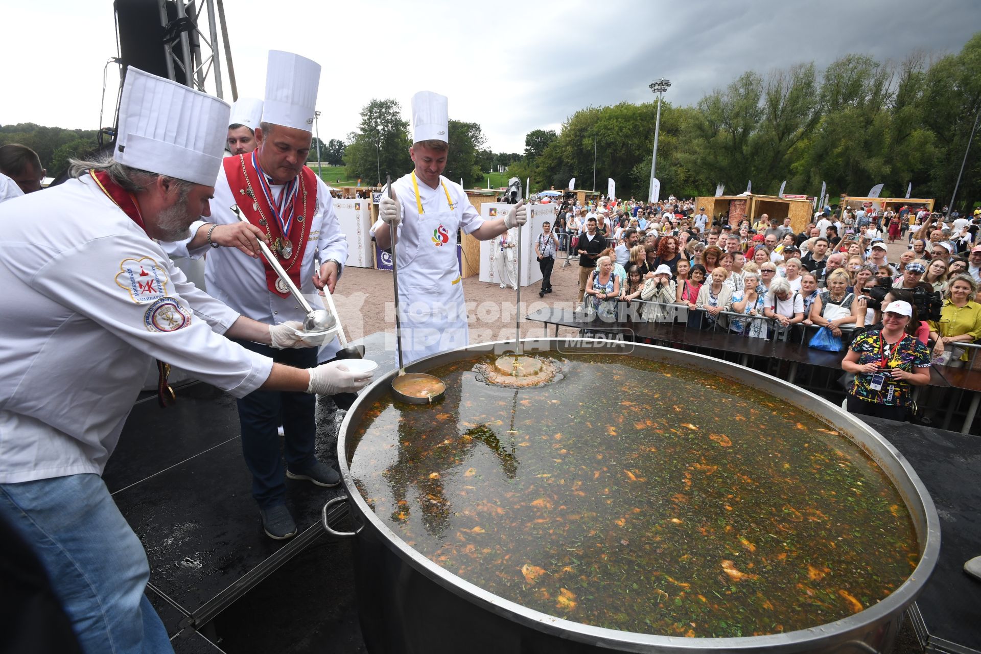 Москва. Площадка `Национальная кухня` на Межрегиональном фестивале `Русское поле`, который проходит на территории музея-заповедника  Коломенское.