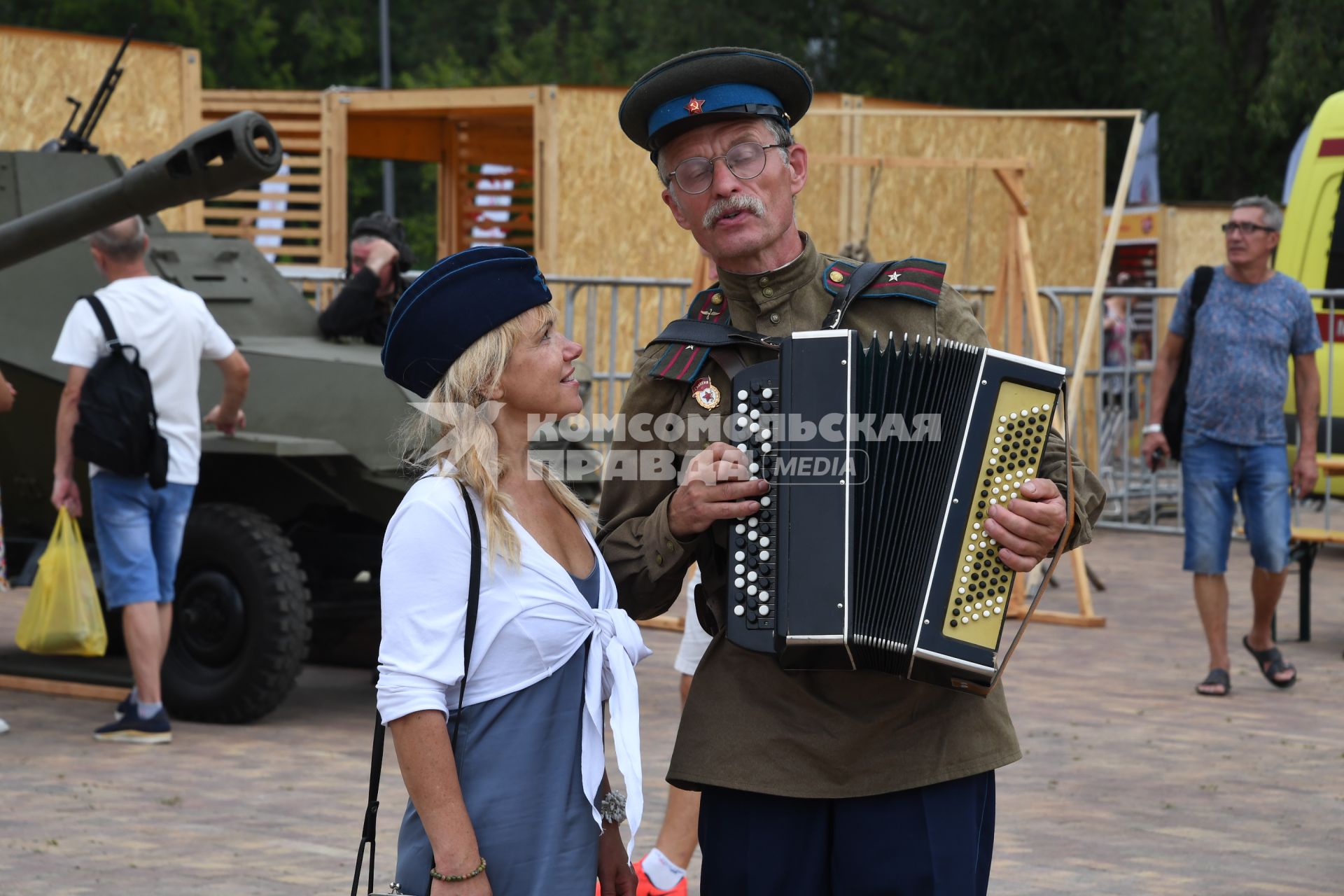 Москва. Участники на Межрегиональном фестивале `Русское поле`, который проходит на территории музея-заповедника  Коломенское.