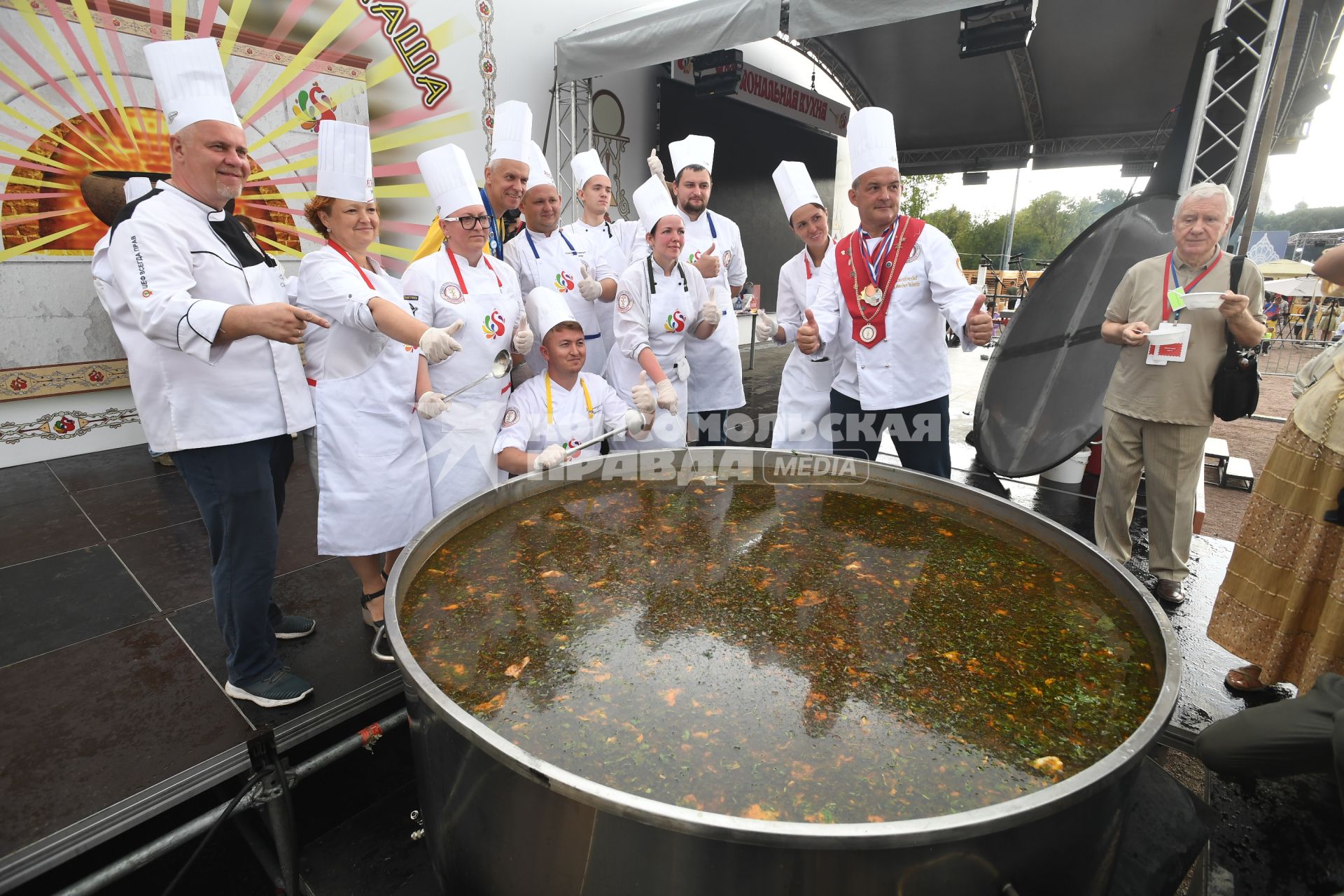 Москва. Площадка `Национальная кухня` на Межрегиональном фестивале `Русское поле`, который проходит на территории музея-заповедника  Коломенское.