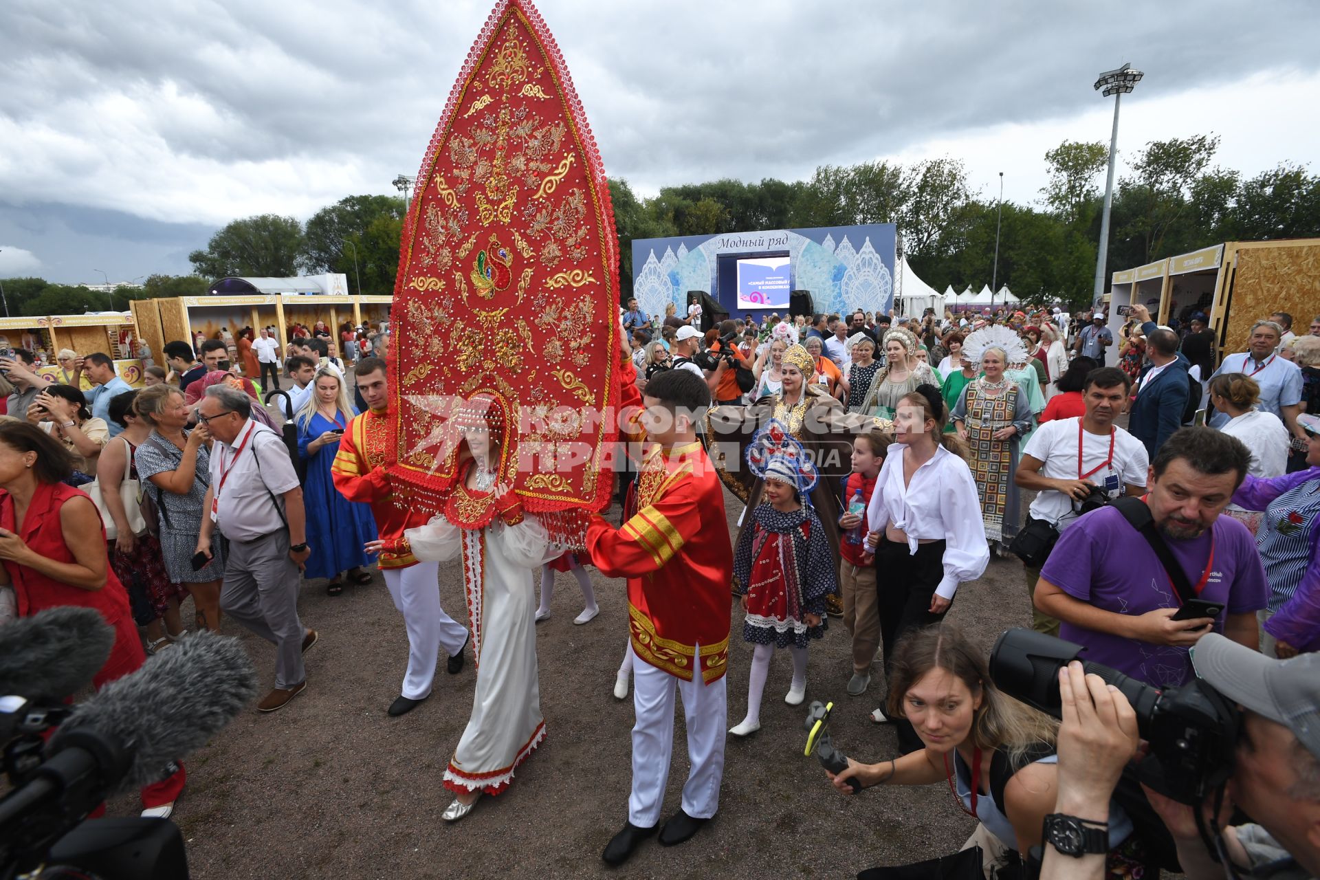 Москва. На Межрегиональном фестивале `Русское поле`, который проходит на территории музея-заповедника  Коломенское был установлен рекорд `Самый большой кокошник в мире`.