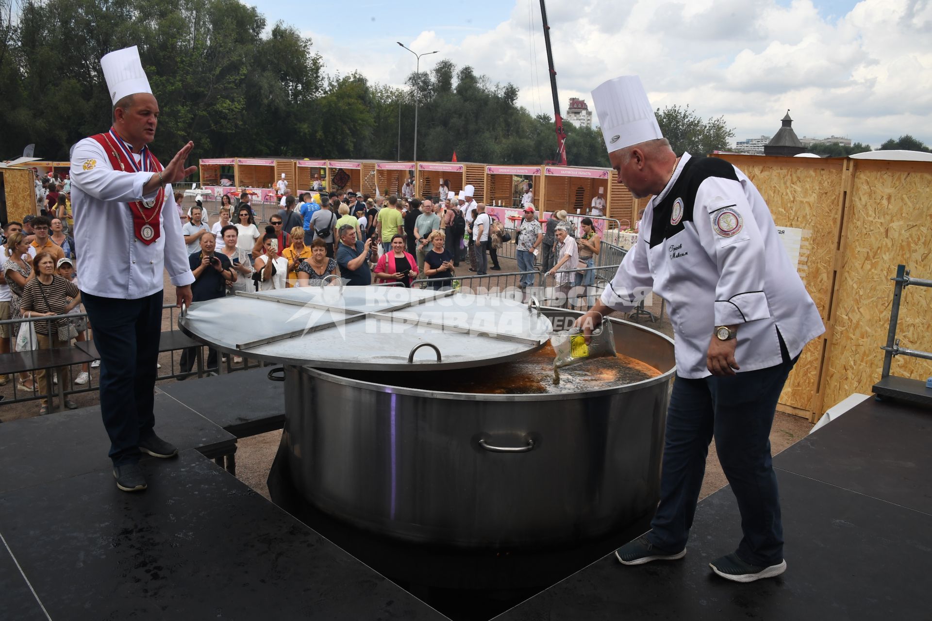 Москва. Площадка `Национальная кухня` на Межрегиональном фестивале `Русское поле`, который проходит на территории музея-заповедника  Коломенское.