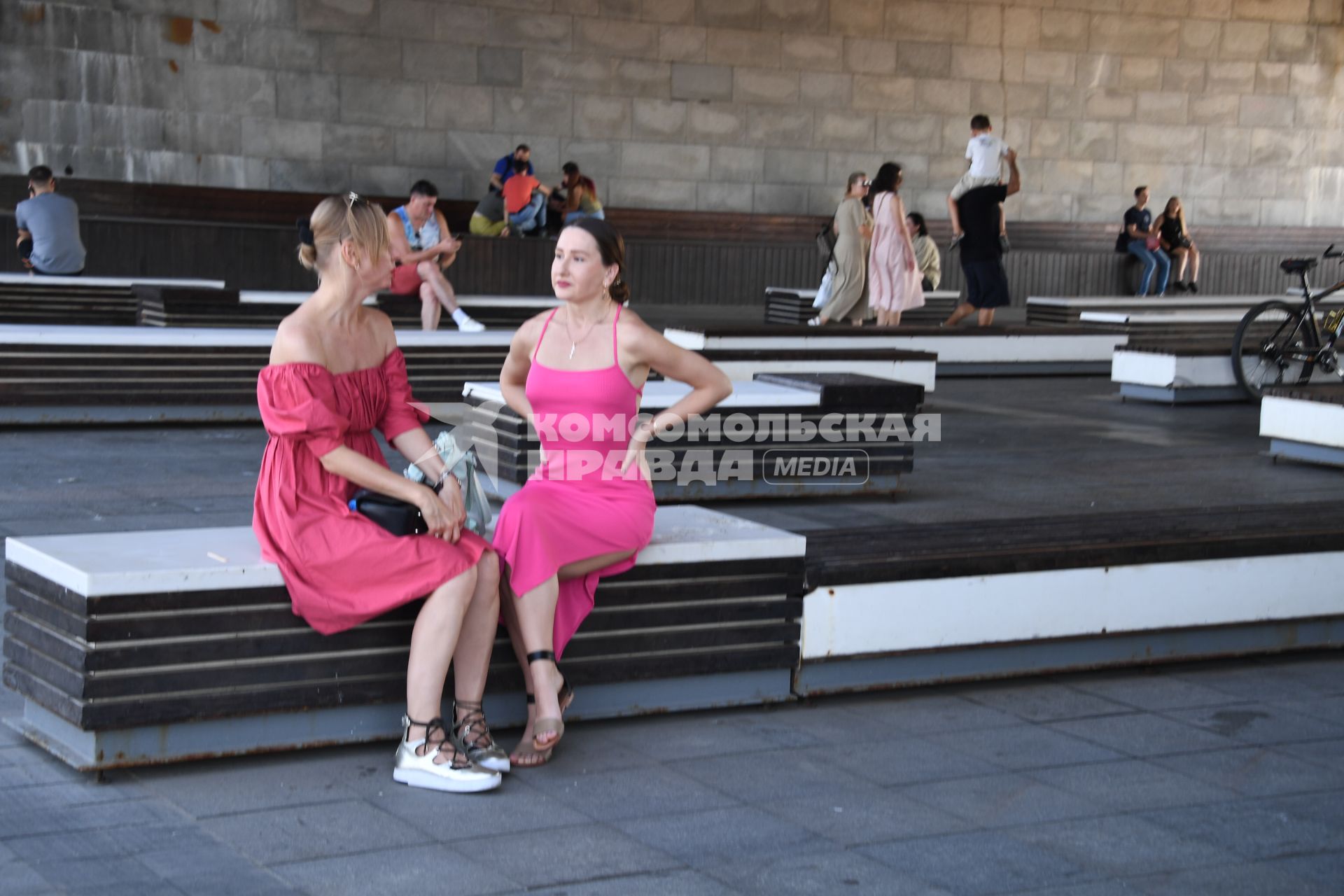 Москва.   Девушки отдыхают на скамейке.