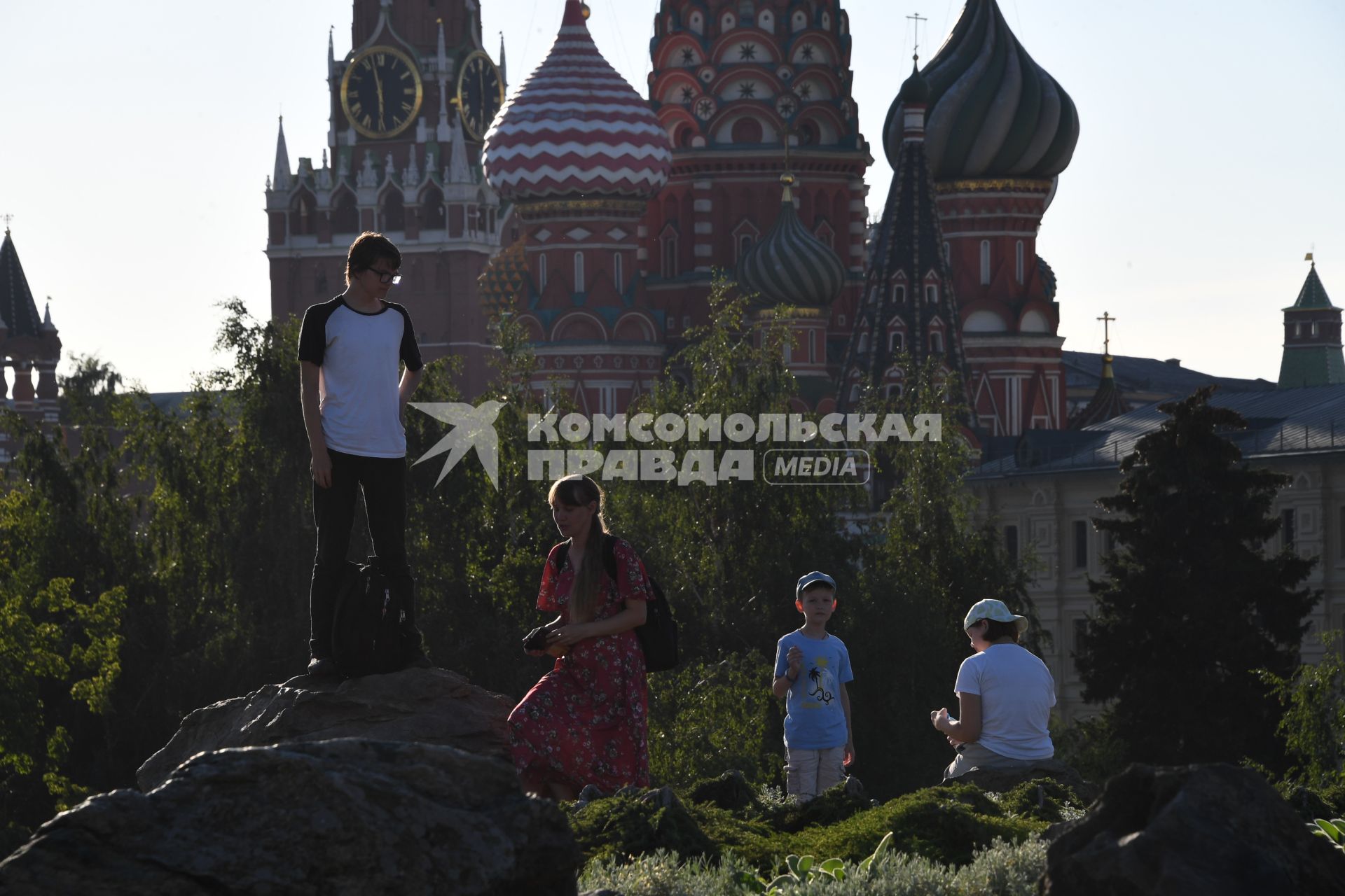 Москва.   Посетители в парке Зарядье.