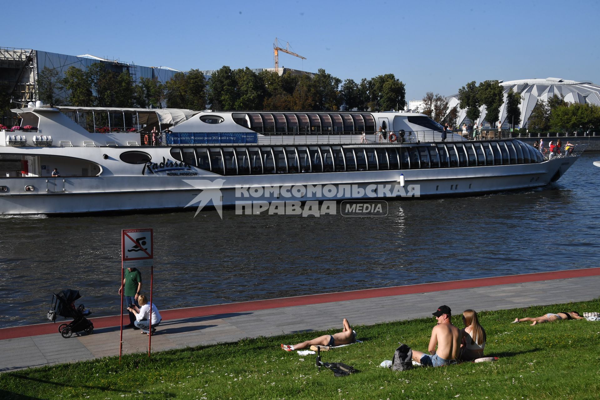 Москва.   Прогулочный теплоход на реке.