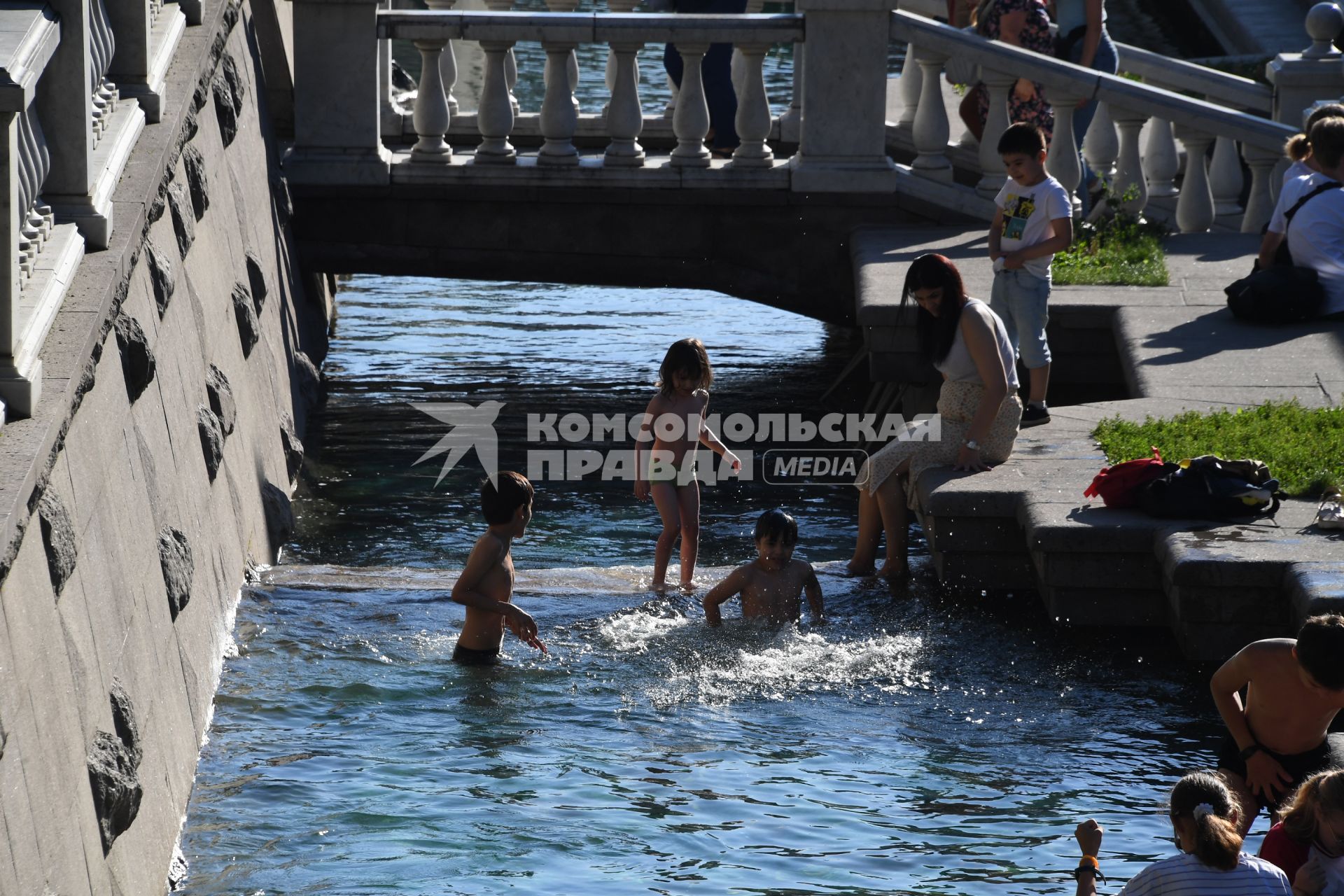 Москва.  Дети купаются в фонтане.