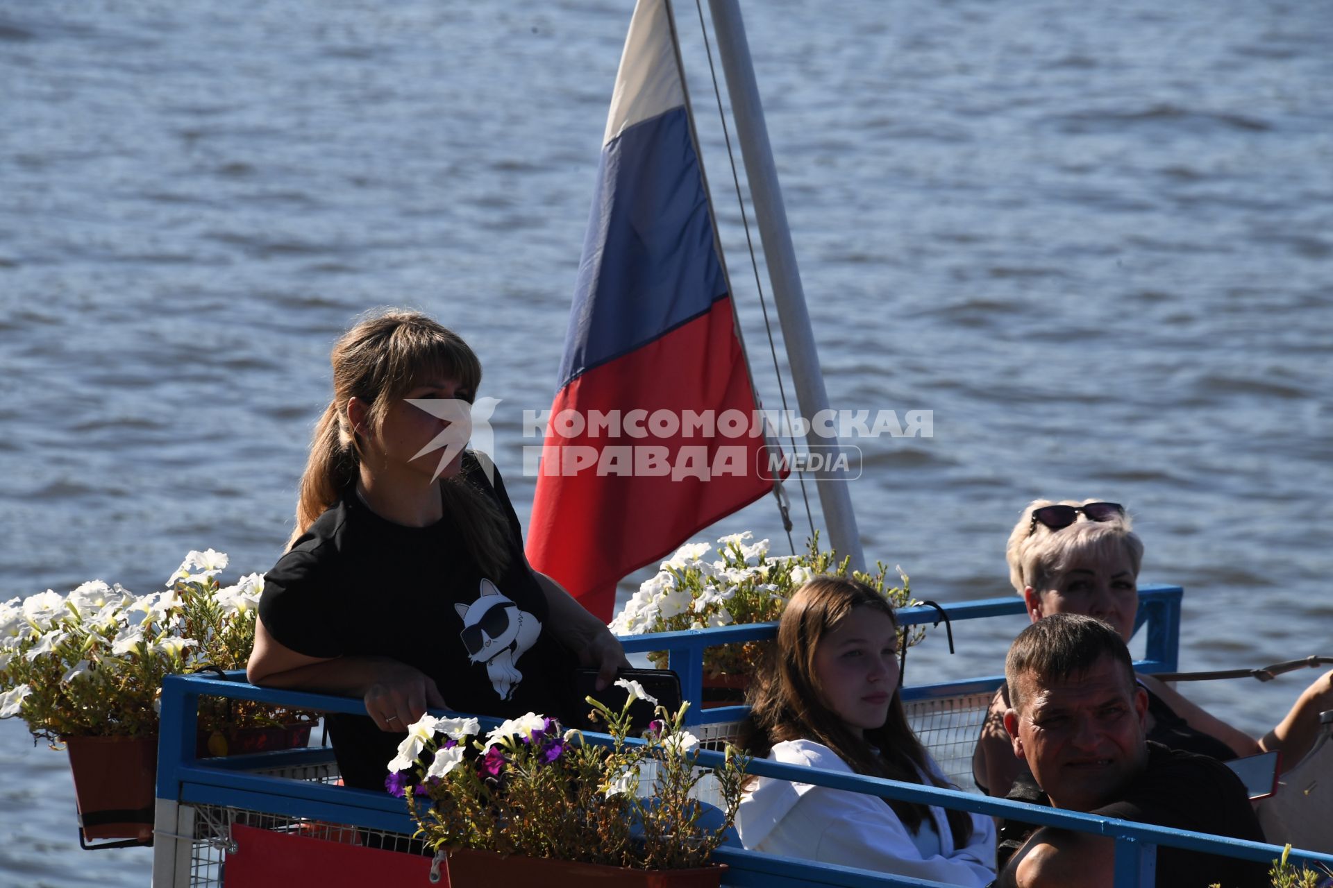 Москва.   Девушка  на прогулочном теплоходе.