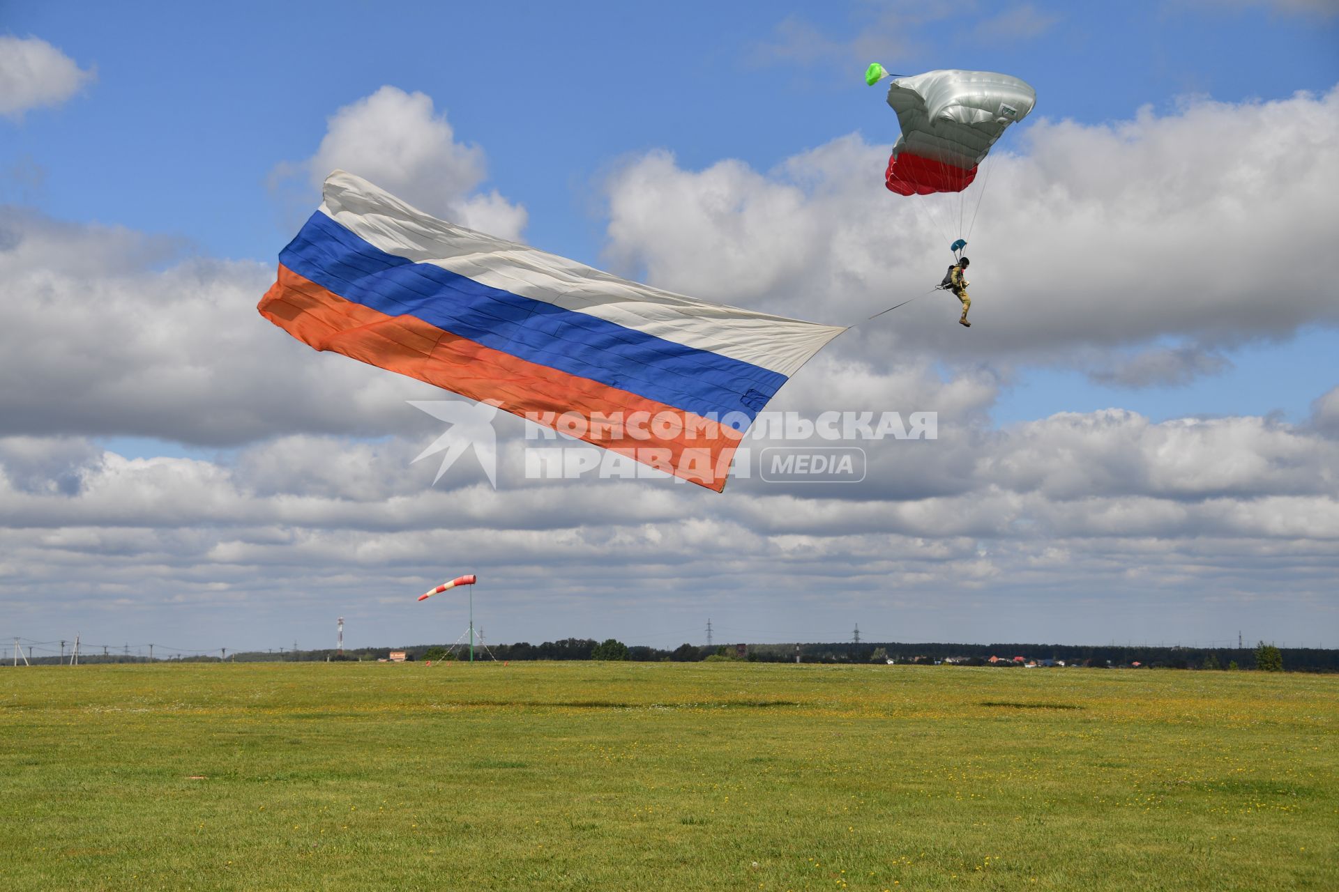 Серпухов.  Спецназовцы Росгвардии совершили парашютный прыжок с российским флагом, акция   приуроченная ко Дню флага, состоялась на аэродроме  под Серпуховом.