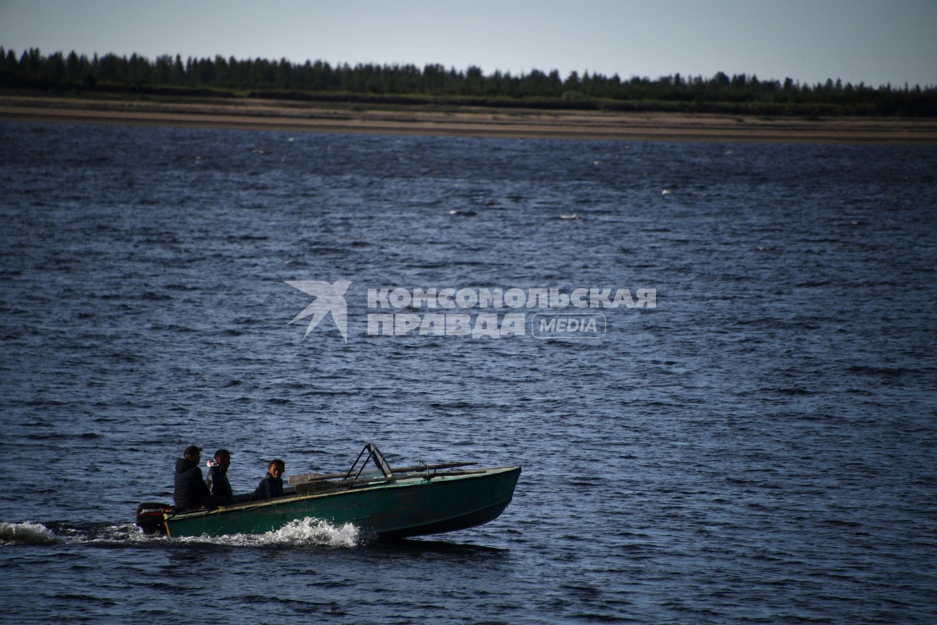 Красноярский край. Хатанга. Моторная лодка на реке Хатанга.