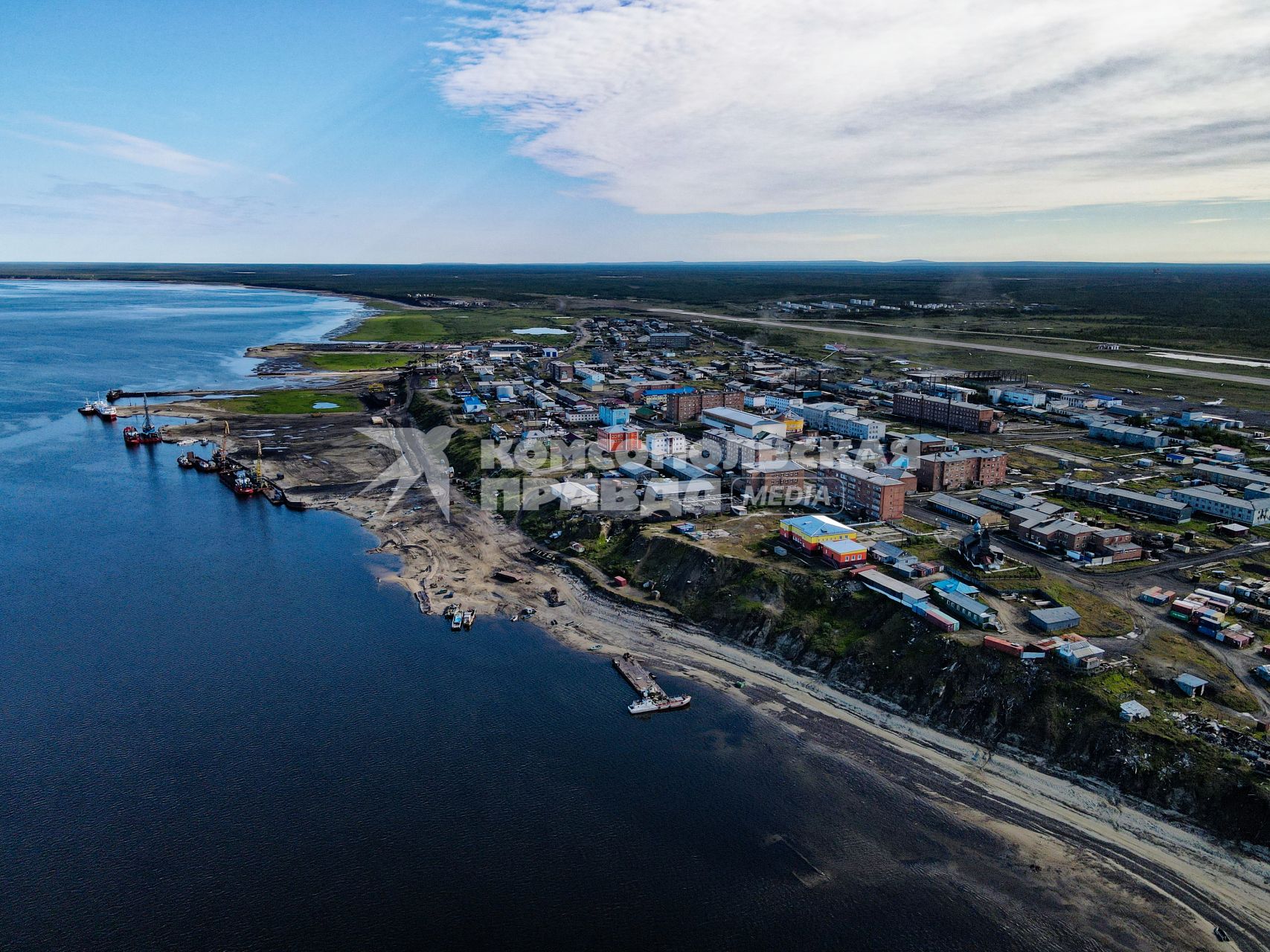 Красноярский край. Хатанга.  Вид с реки Хатанга на поселок Хатанга и морской порт.