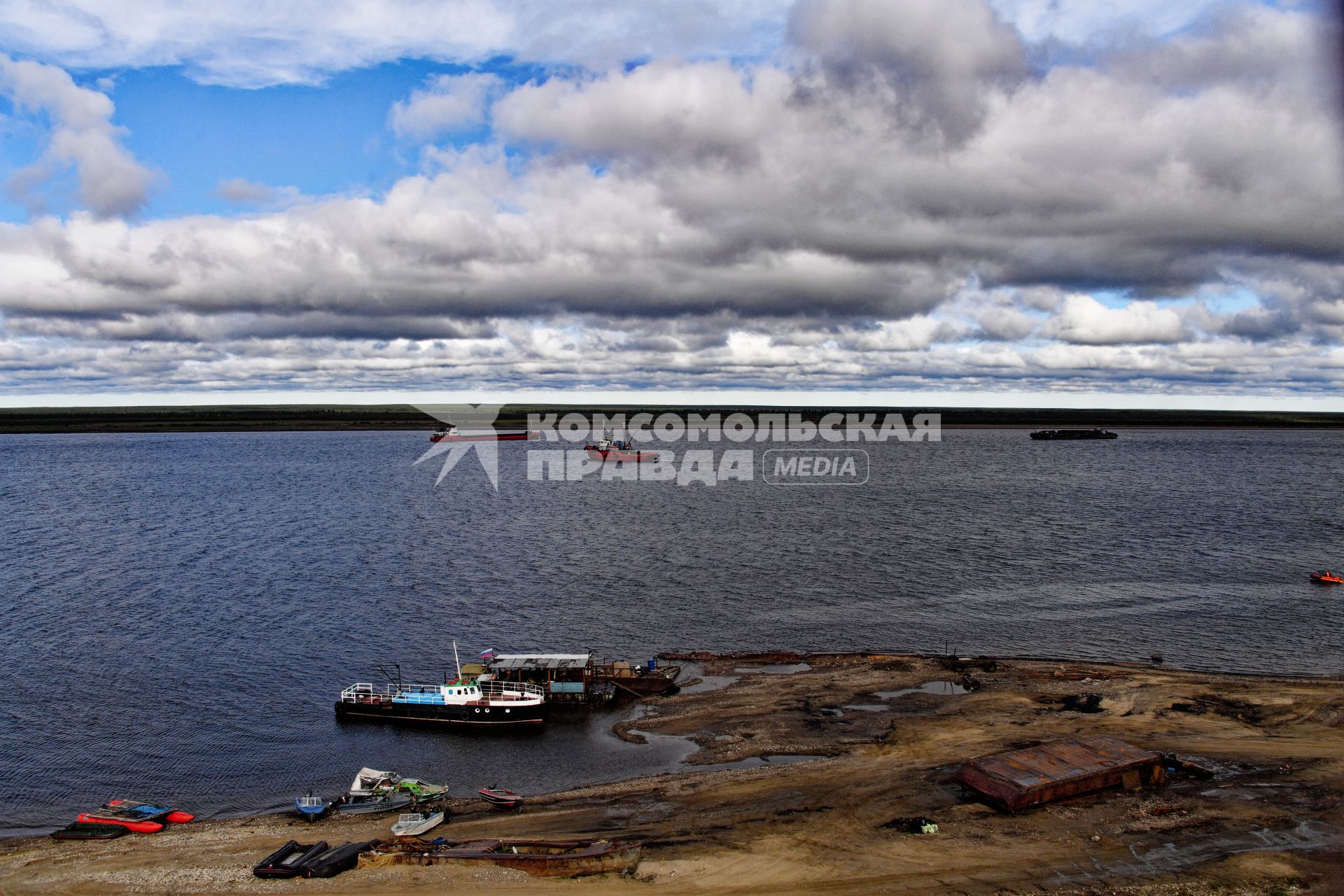 Красноярский край. Хатанга.  Вид на реку  Хатанга .