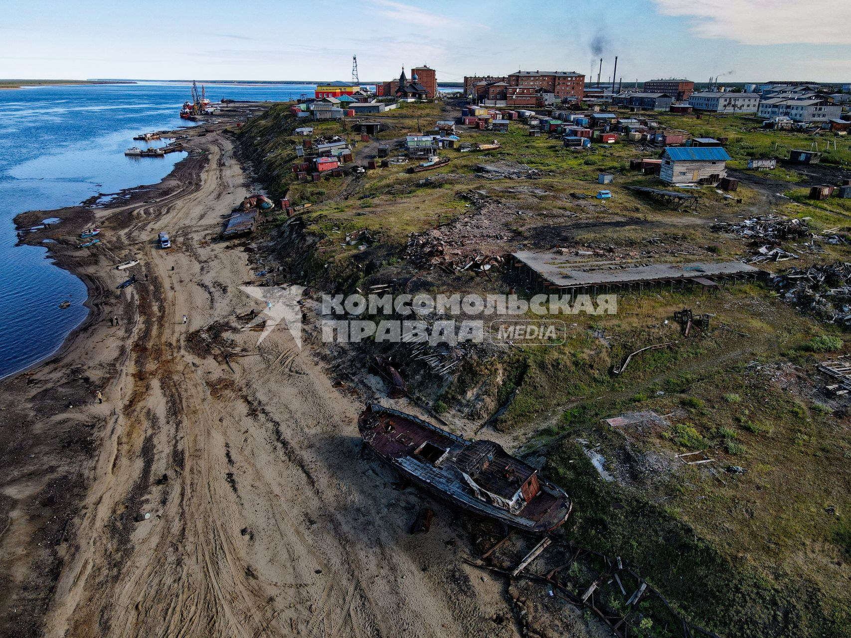 Красноярский край. Хатанга.  Вид с реки Хатанга на поселок Хатанга и морской порт. Груды техногенного мусора.