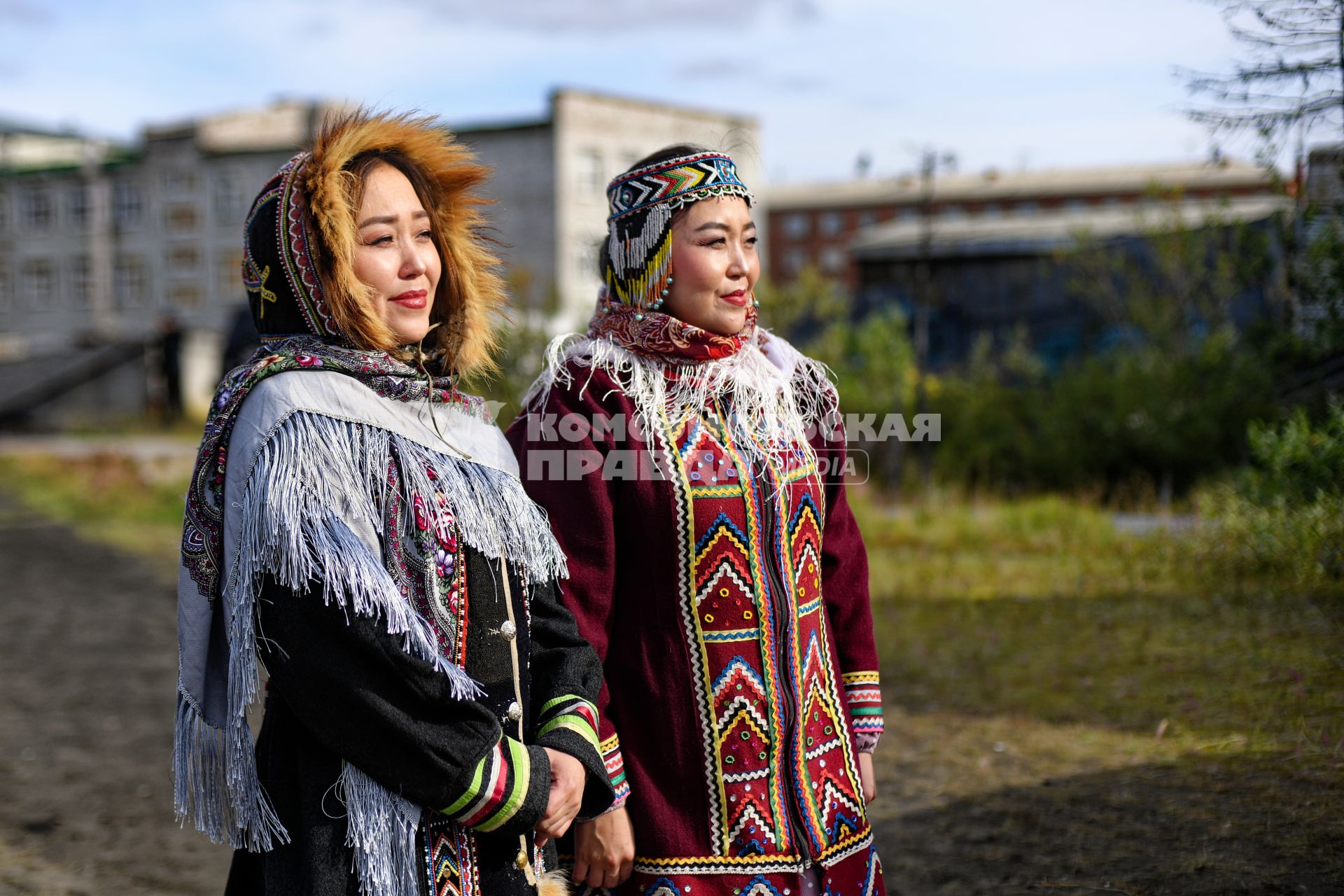 Красноярский край. Хатанга.   Девушки в национальной одежде  на улице города на празднике День оленевода.