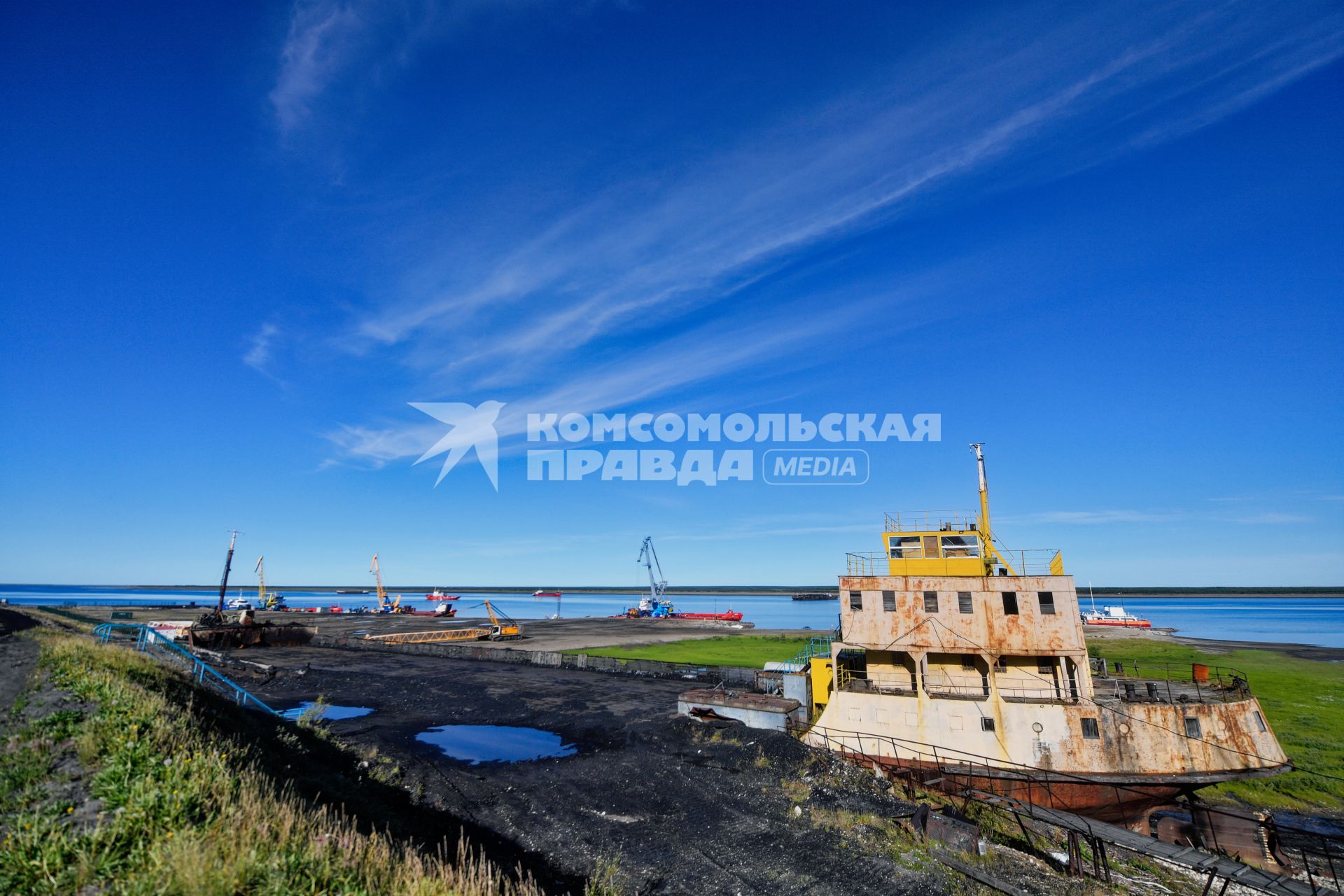 Красноярский край. Хатанга.   Вид на Хатангский морской порт.