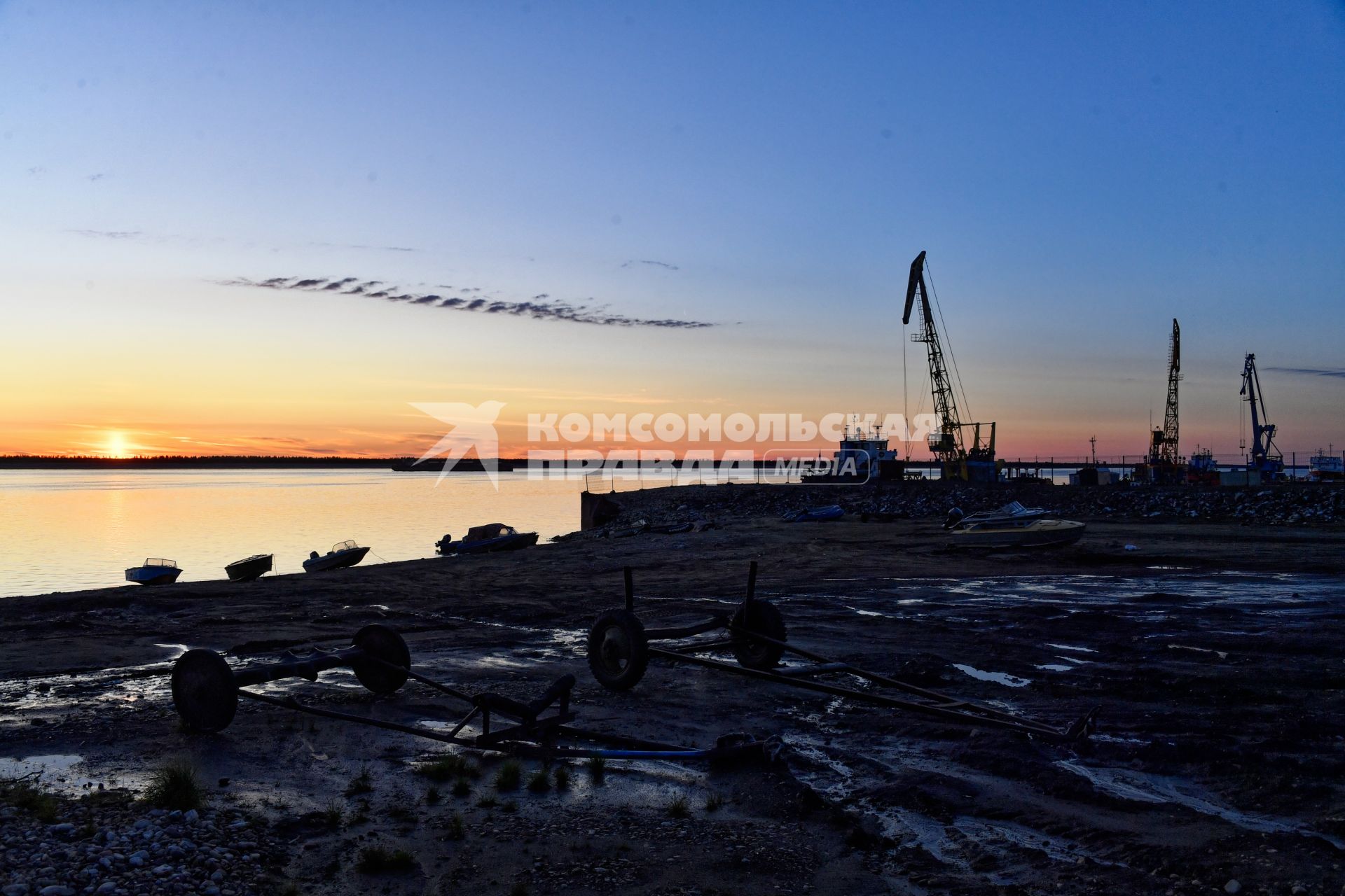 Красноярский край. Хатанга.   Вид на реку Хатанга и морской порт.