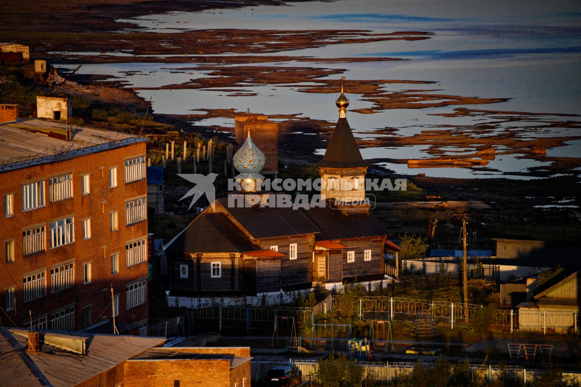 Красноярский край. Хатанга.  Вид на поселок сверху.