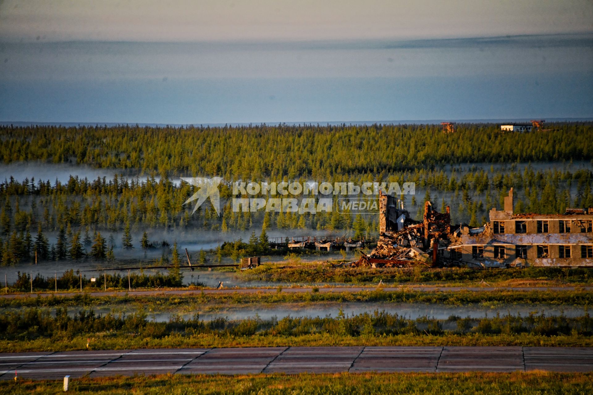 Красноярский край. Хатанга.  Вид на разрушенный дом.