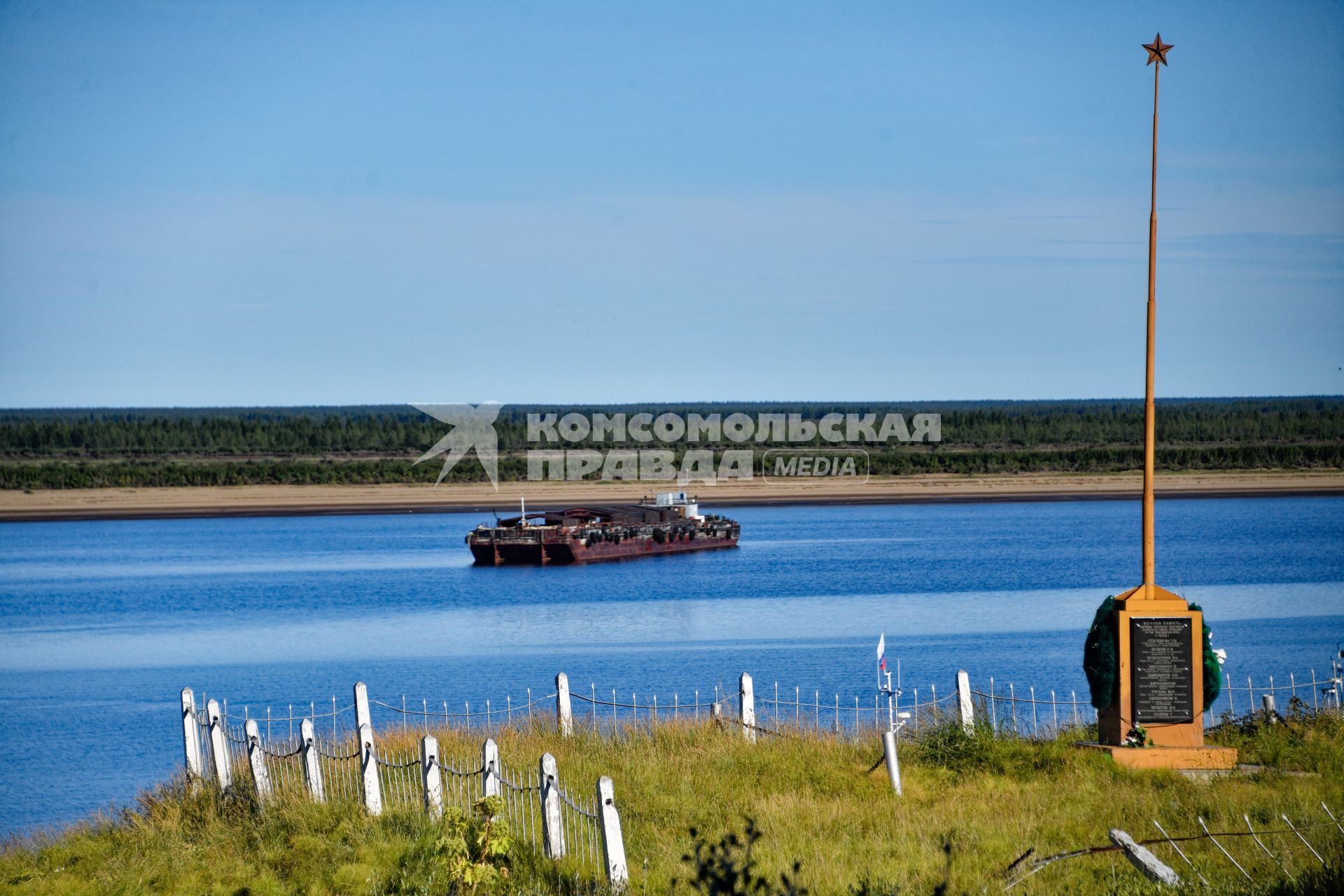 Красноярский край. Хатанга.   Вид на реку и обелиск.