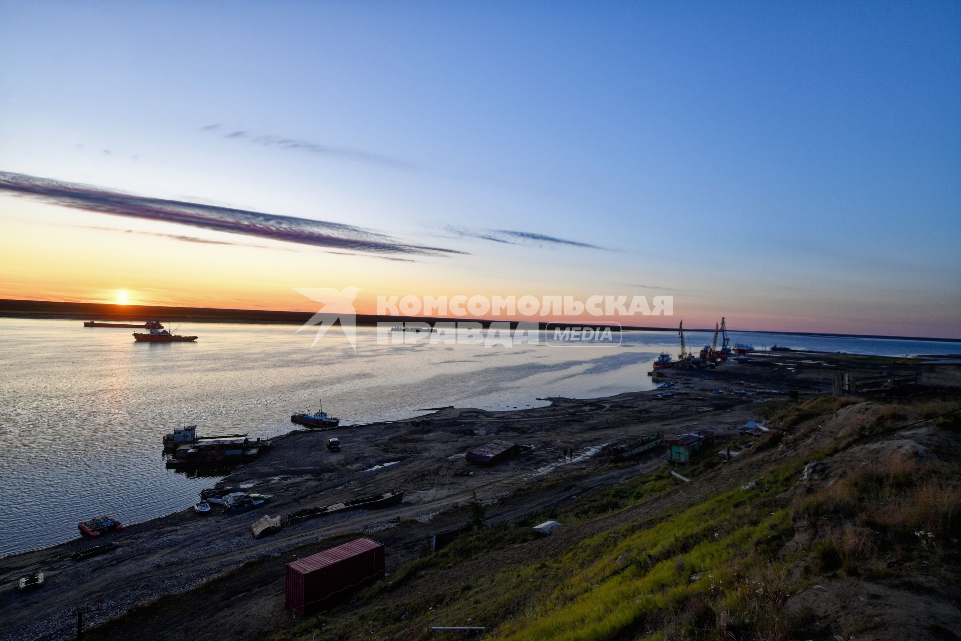 Красноярский край. Хатанга.   Вид на реку Хатанга и морской порт.