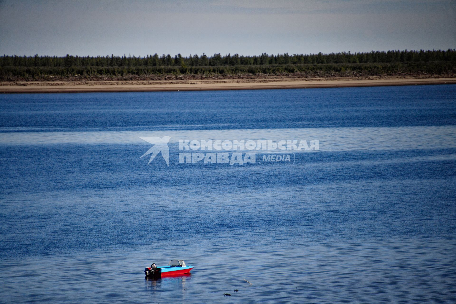 Красноярский край. Хатанга.  Моторная лодка на реке.