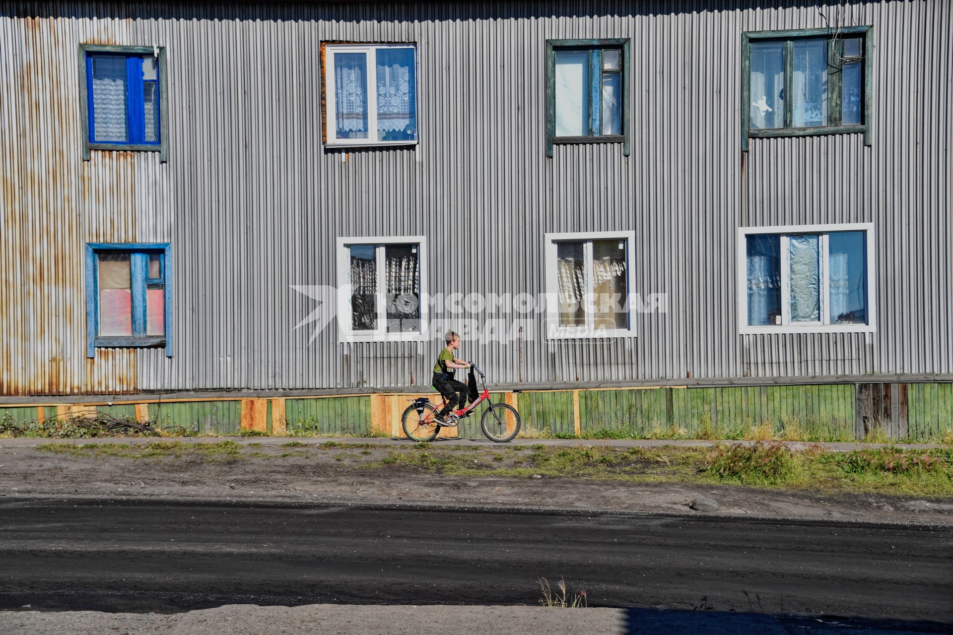 Красноярский край. Хатанга.  Мальчик едет на велосипеде.