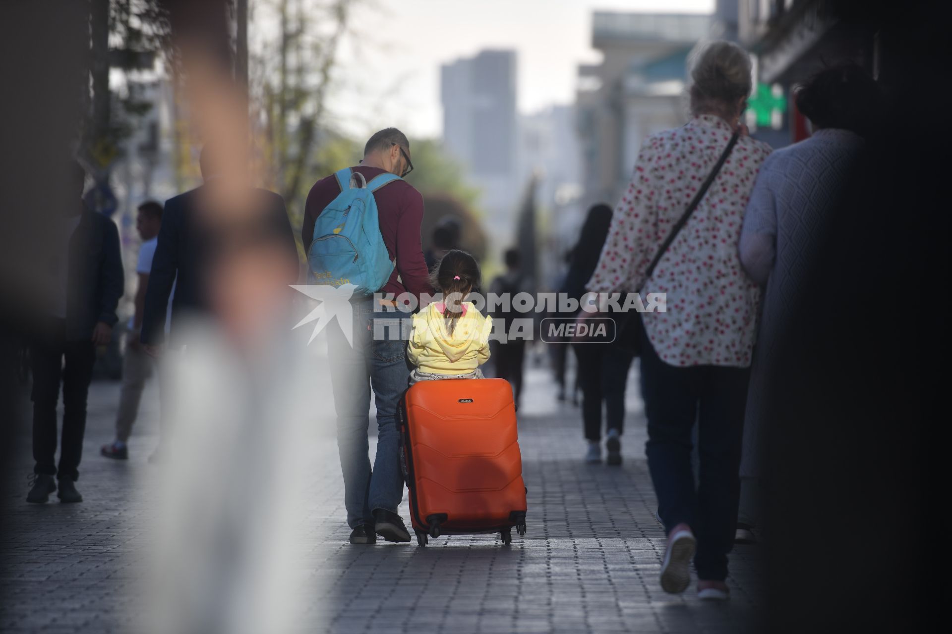 Екатеринбург. Мужчина везет девочку на чемодане