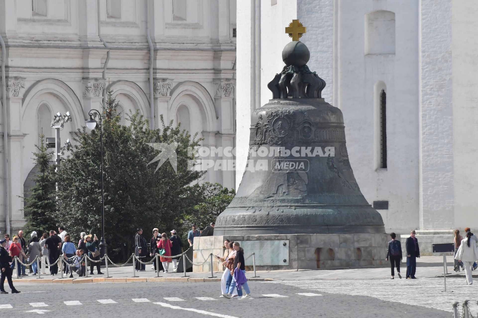 Москва.  Вид на Царь Колокол  Московского Кремля.