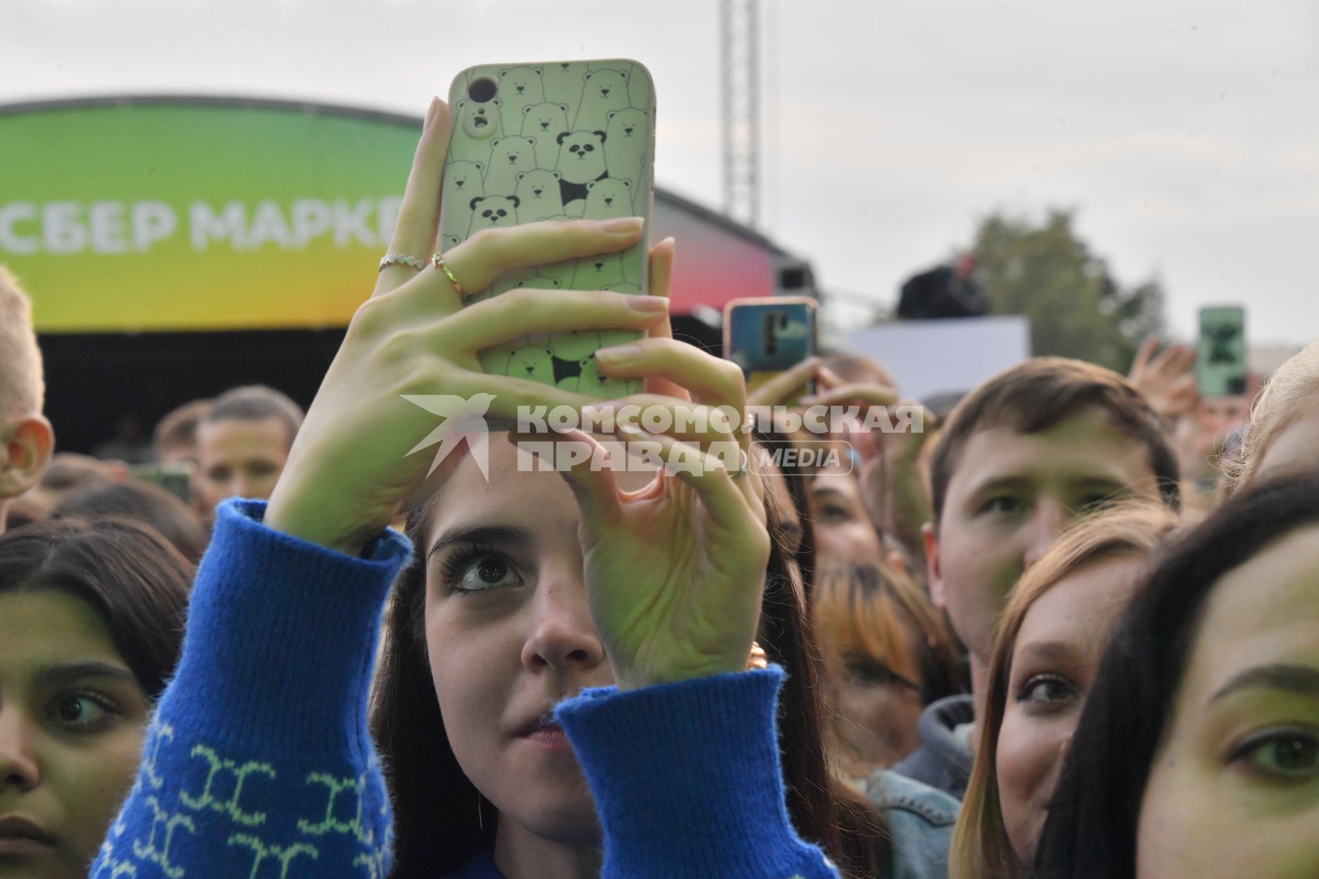 Москва. Посетители  на летнем фестивале  СберМаркета `Лето открытий` в парке Музеон.