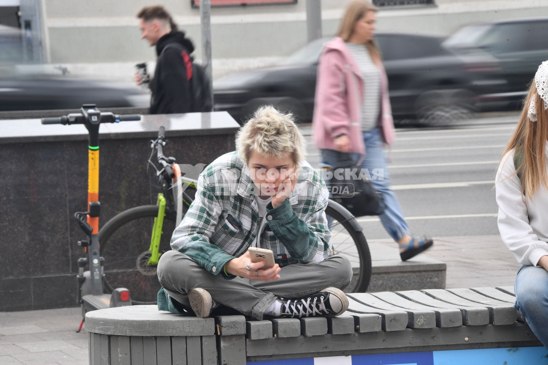 Москва.  Молодой человек с мобильным телефоном на Крымской набережной.