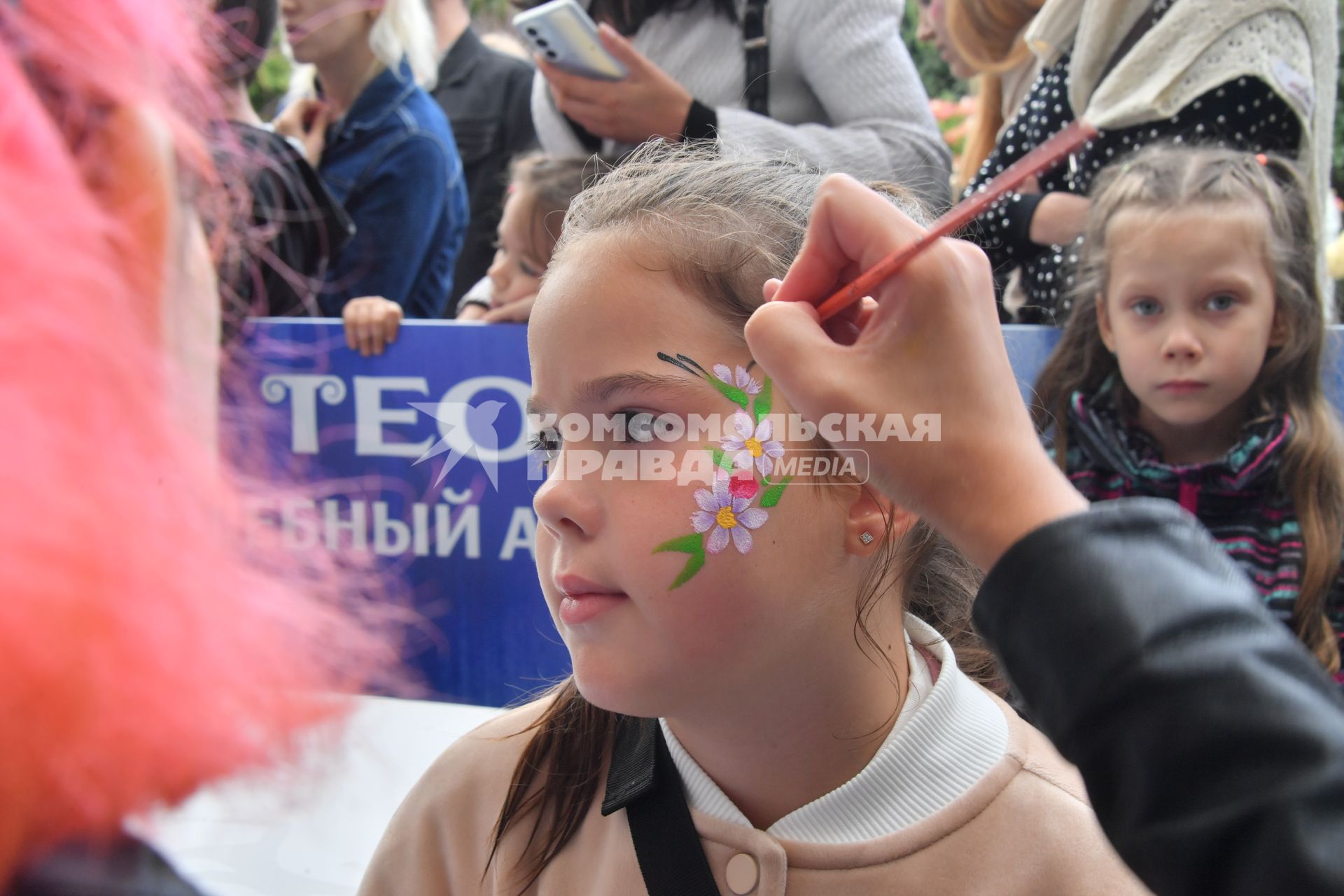 Москва.  Посетители на летнем фестивале  СберМаркета `Лето открытий` в парке Музеон.