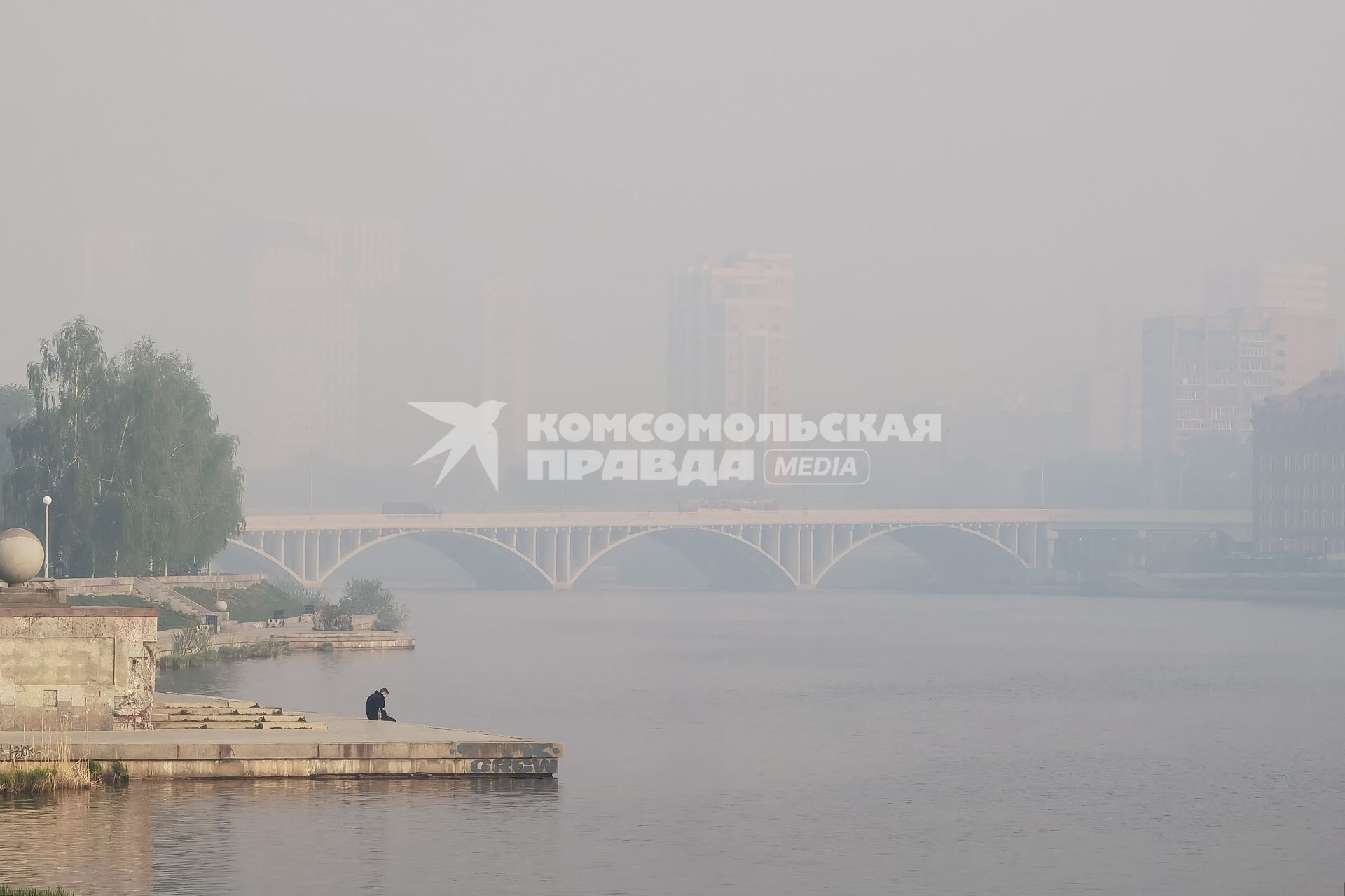 Екатеринбург. Вид на Макаровский мост во время смога из-за лесных пожаров
