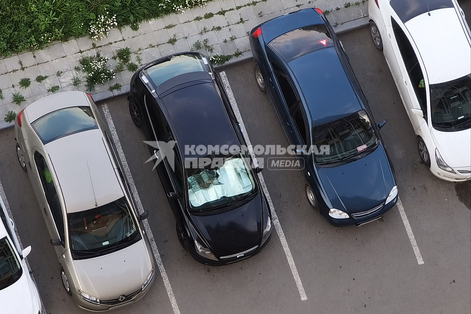 Екатеринбург. Автомобиль с солнцезащитным экраном на лобовом стекле