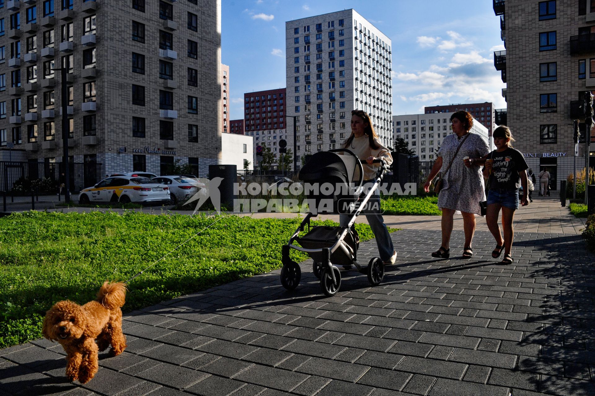 Москва.  Прохожие на улице.