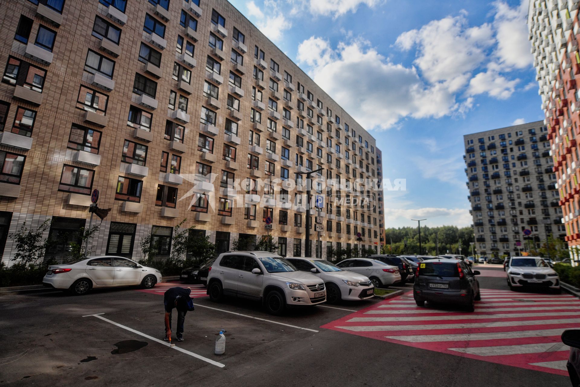 Москва.  Парковка автомобилей во дворе жилого комплекса.