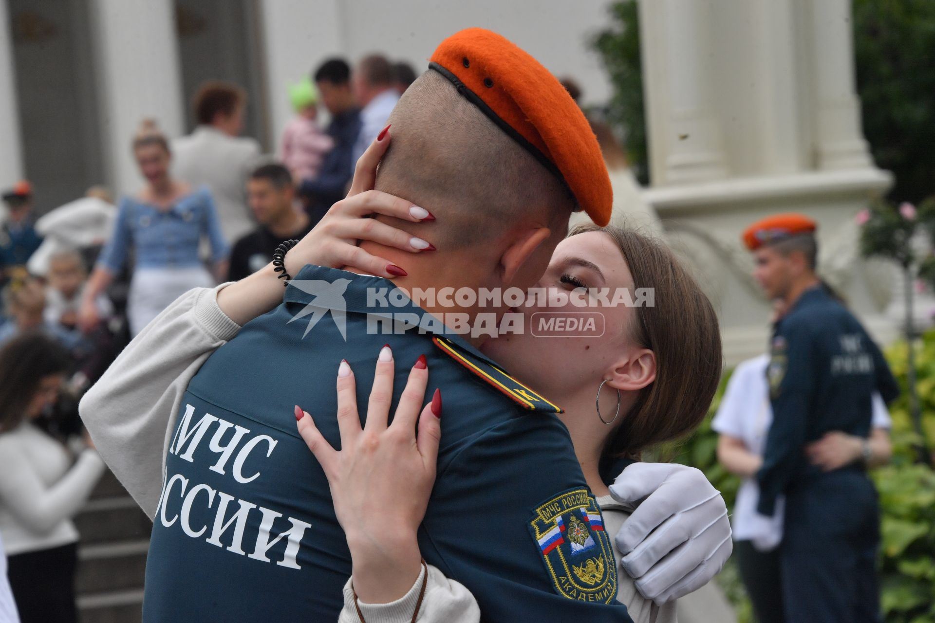 Москва.  Курсанты с родными после окончания   церемонии принятия  Присяги курсантами и студентами  Академии ГПС МЧС.