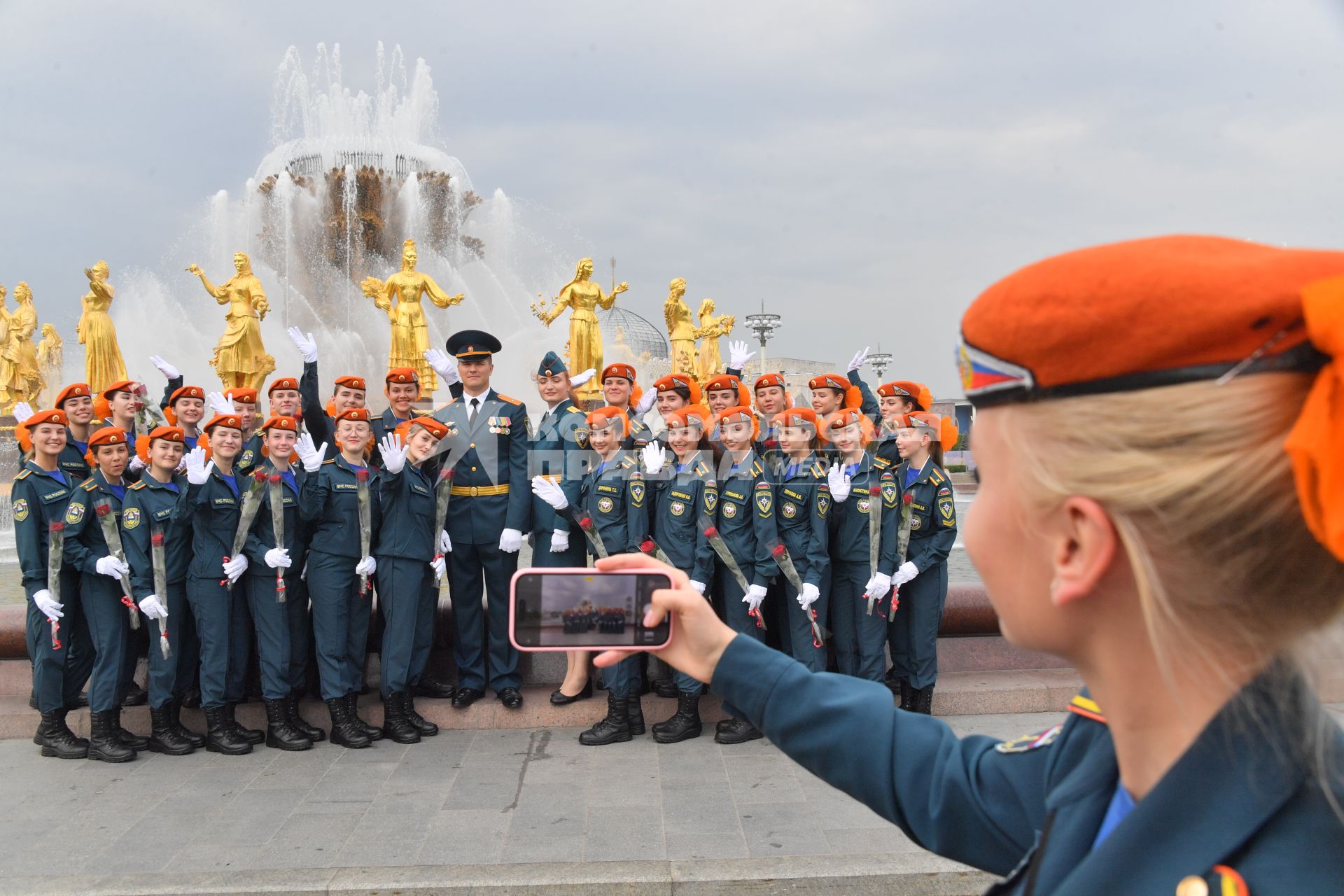 Москва.  Курсанты фотографируются после окончания   церемонии принятия  Присяги курсантами и студентами  Академии ГПС МЧС.