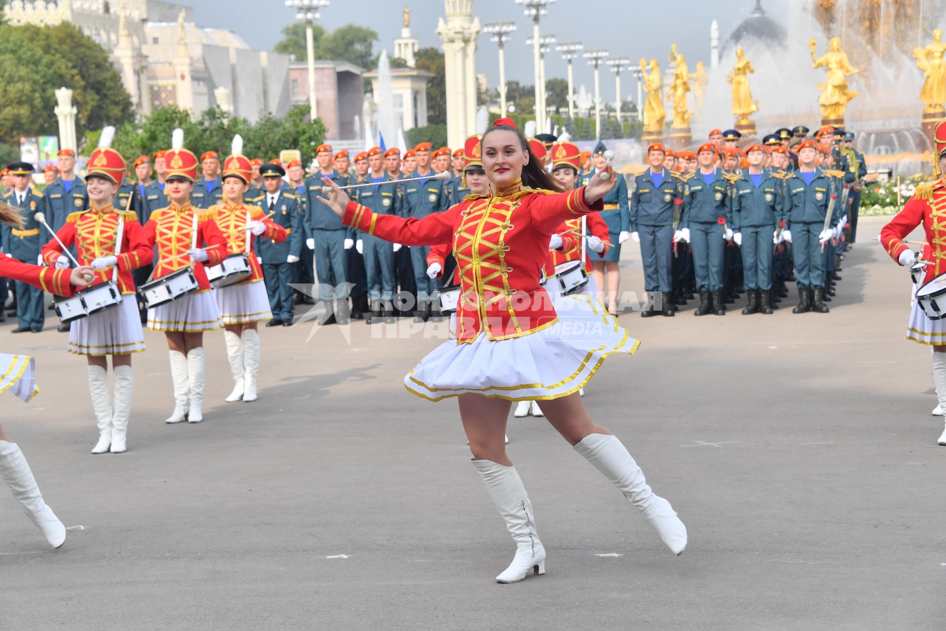 Москва.  Выступление оркестра МЧС России, роты почётного караула, барабанщиц, танцевального и вокального коллективов Академии на торжественной церемонии  принятия  Присяги курсантами и студентами  Академии ГПС МЧС.