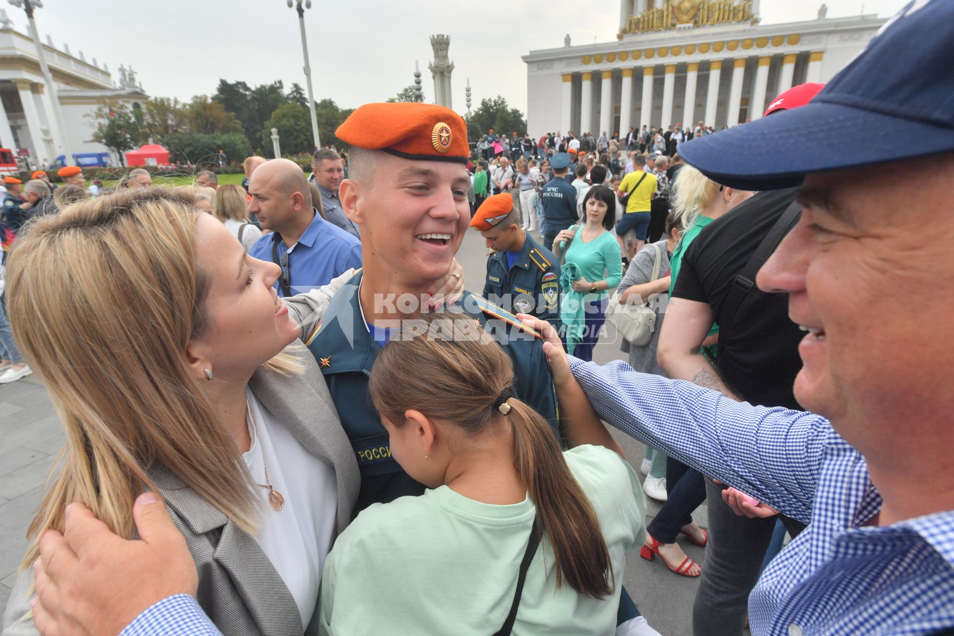 Москва.  Курсанты с родными после окончания   церемонии принятия  Присяги курсантами и студентами  Академии ГПС МЧС.