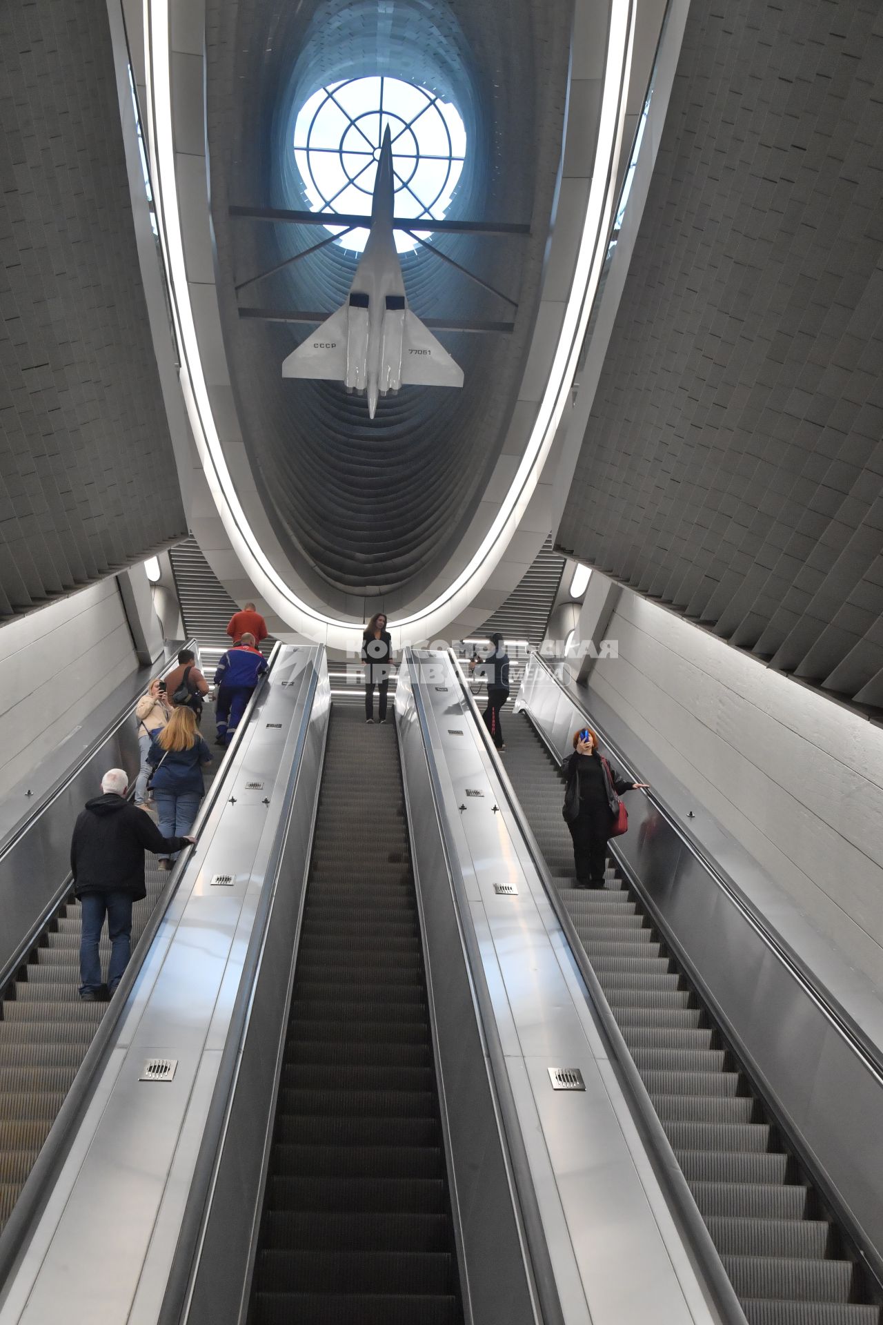 Москва. Пассажиры  на станции  метро   `Пыхтино` Солнцевской линии Московского метрополитена.