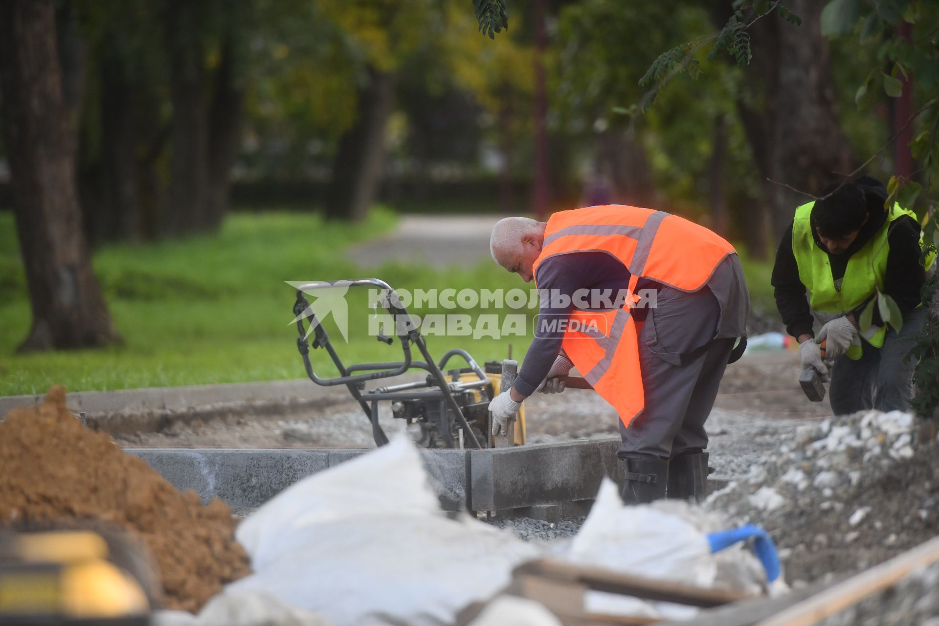 Екатеринбург. Рабочие во время реконструкции парка Энгельса