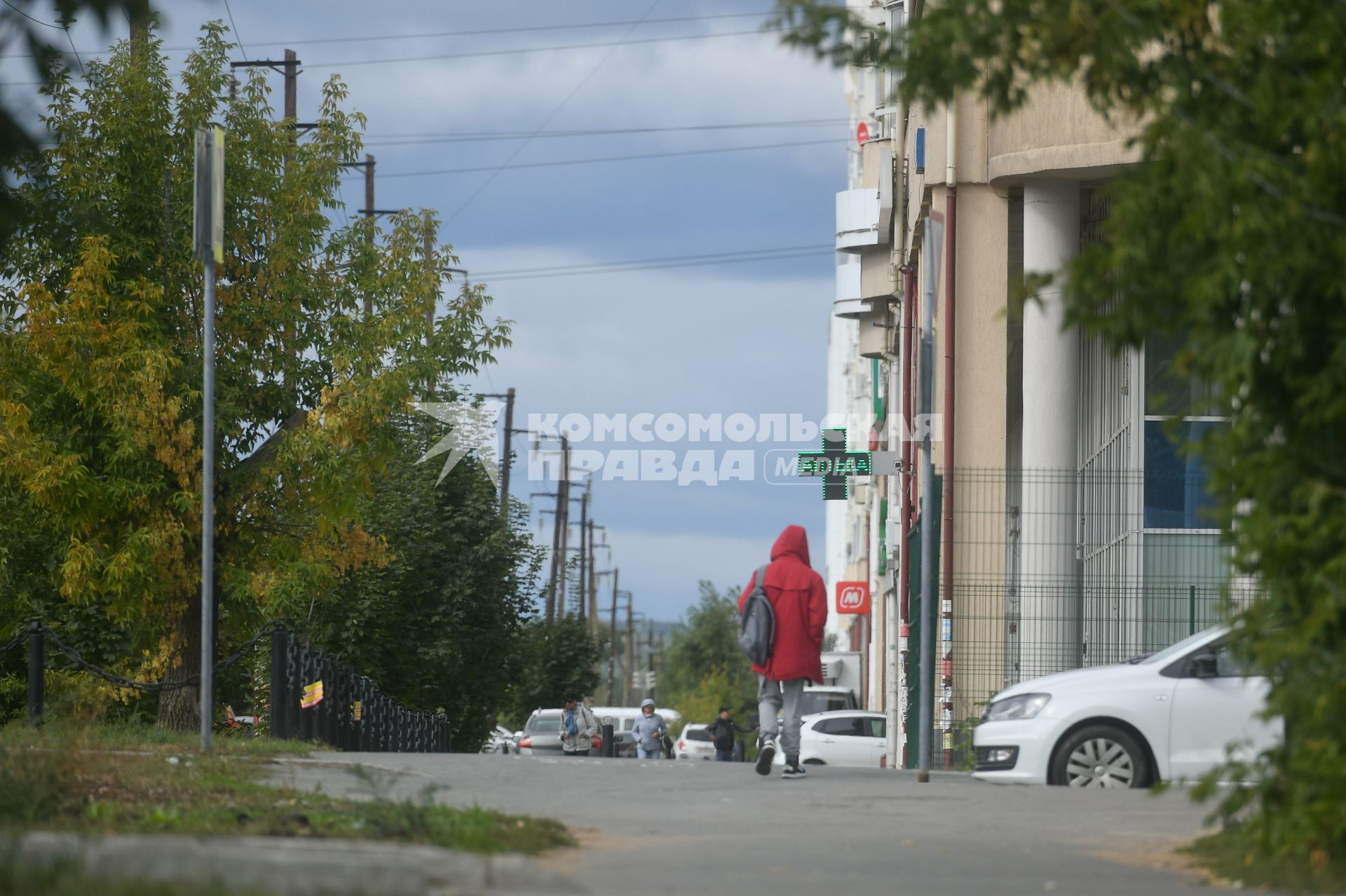 Екатеринбург. Человек идет на фон вывески аптеки