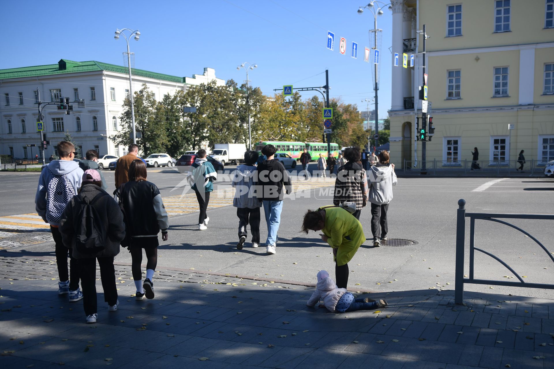 Екатеринбург. Женщина стоит у упавшего у дороги маленького ребенка