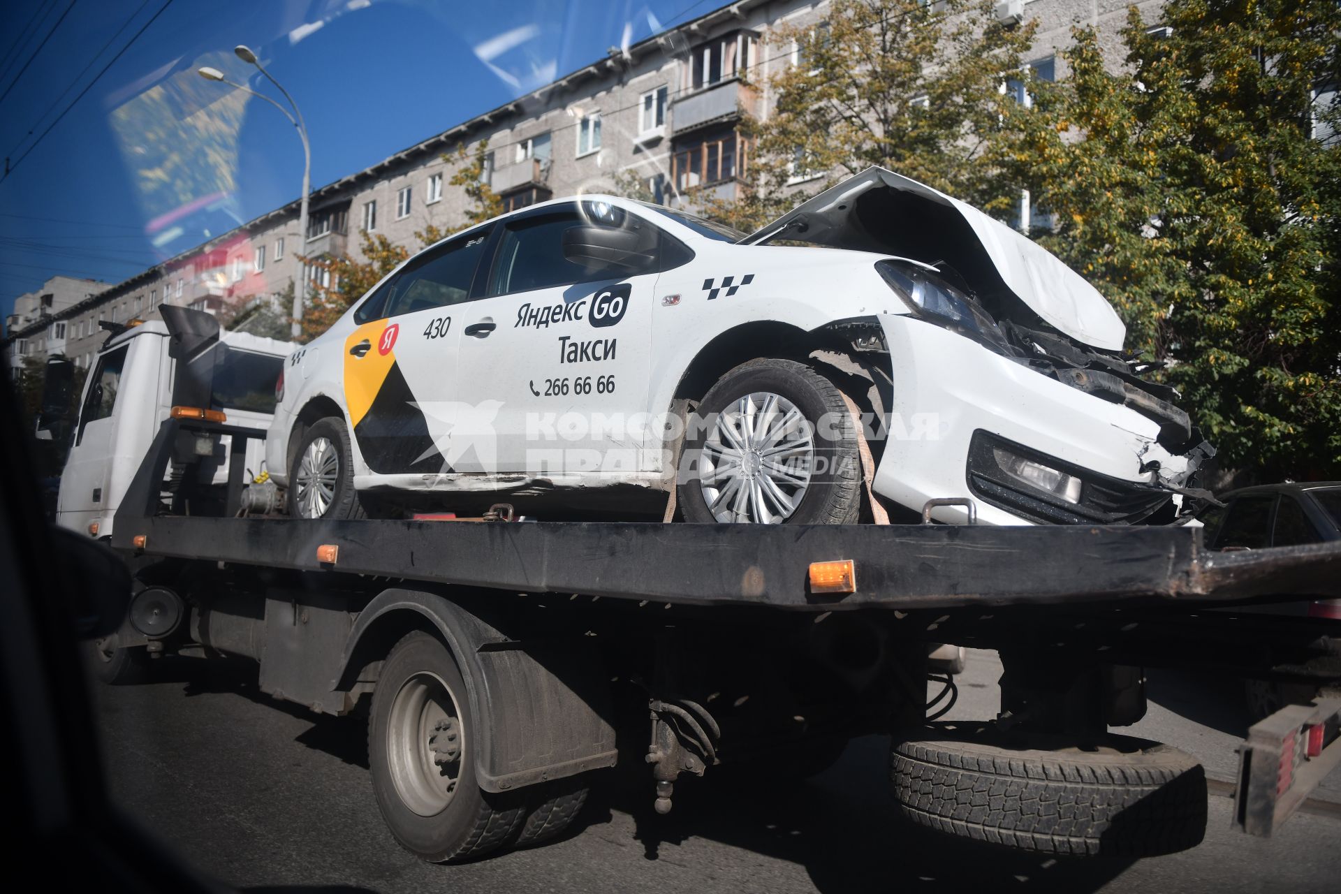 Екатеринбург. Автоэвакуатор везет разбитый автомобиль такси