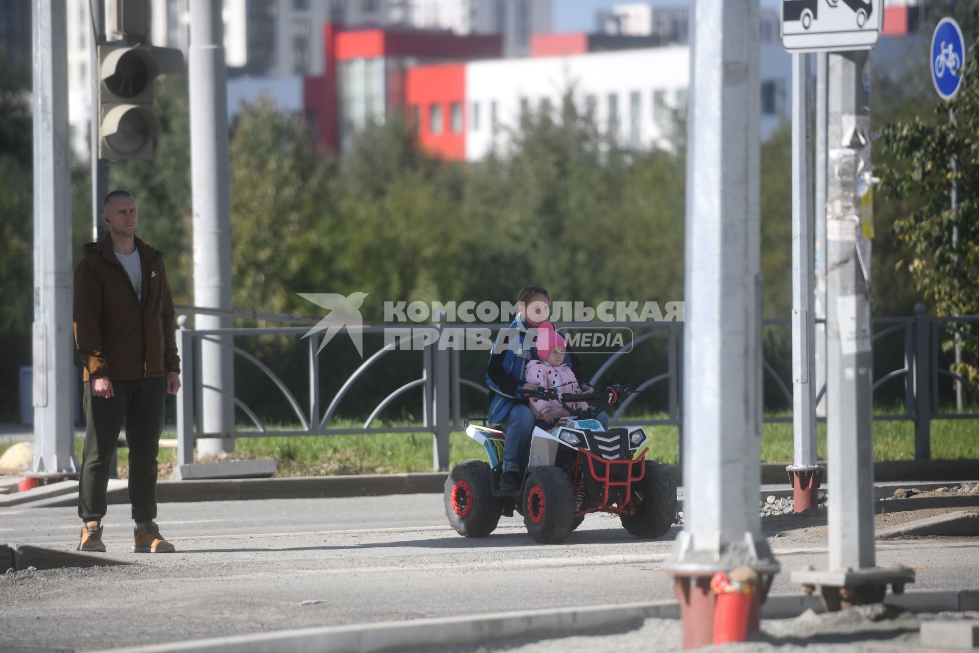 Екатеринбург. Женщина с ребенком на квадроцикле стоят на пешеходном переходе