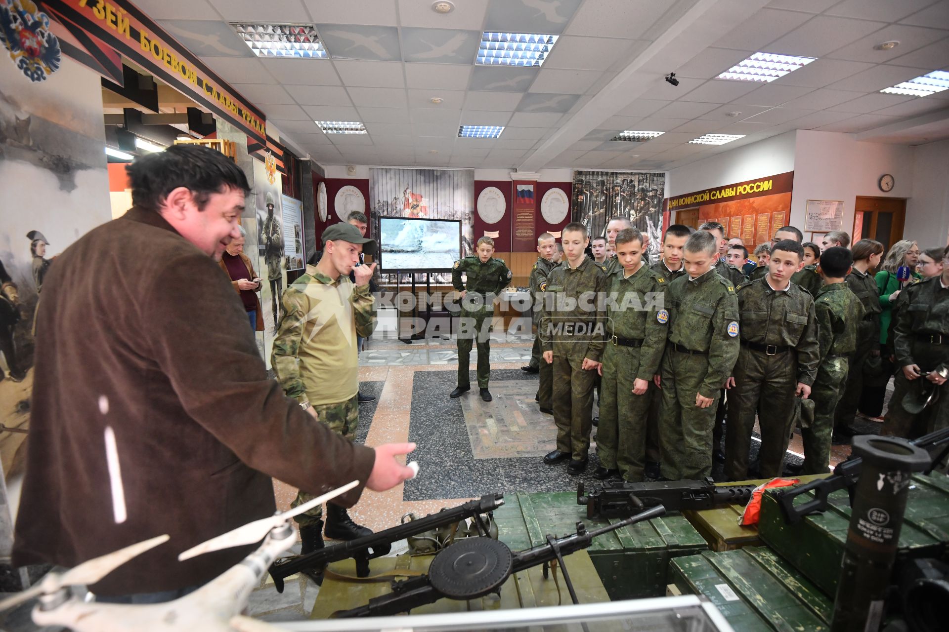 Екатеринбург. Музей боевой славы Урала при окружном доме офицеров. Курсанты кадетского училища на выставке трофеев с СВО на Украине