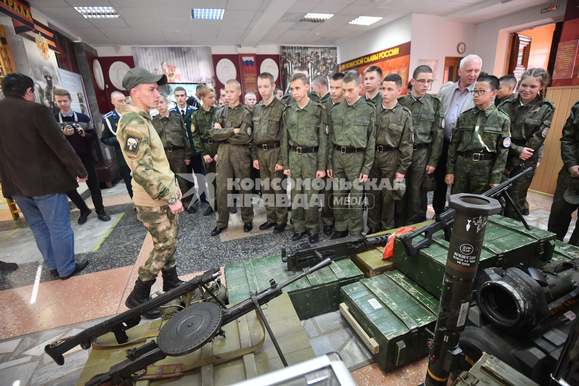 Екатеринбург. Музей боевой славы Урала при окружном доме офицеров. Курсанты кадетского училища на выставке трофеев с СВО на Украине